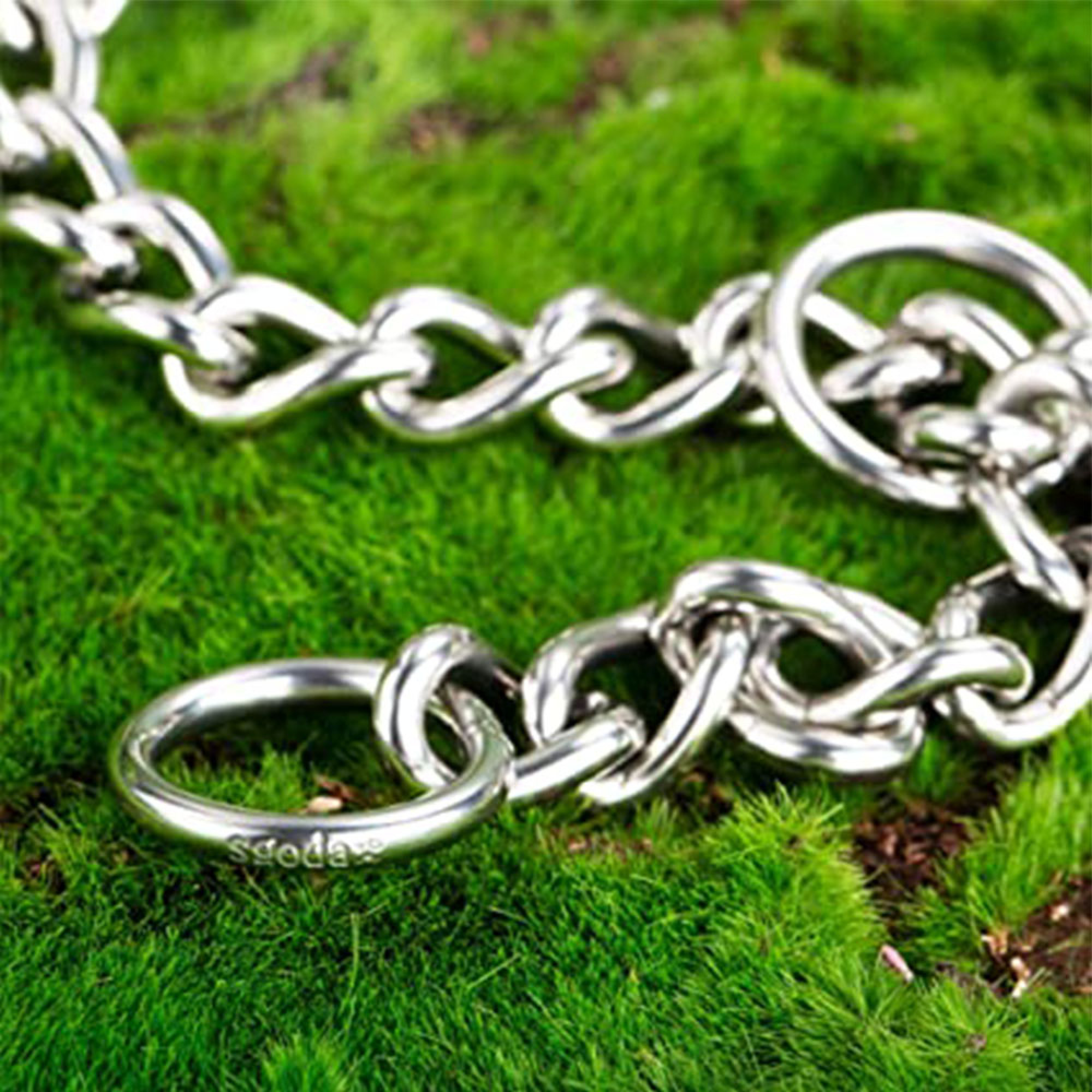 Ein silbernes Gliederarmband liegt auf grünem Moos. Text "sgoda" ist eingraviert.