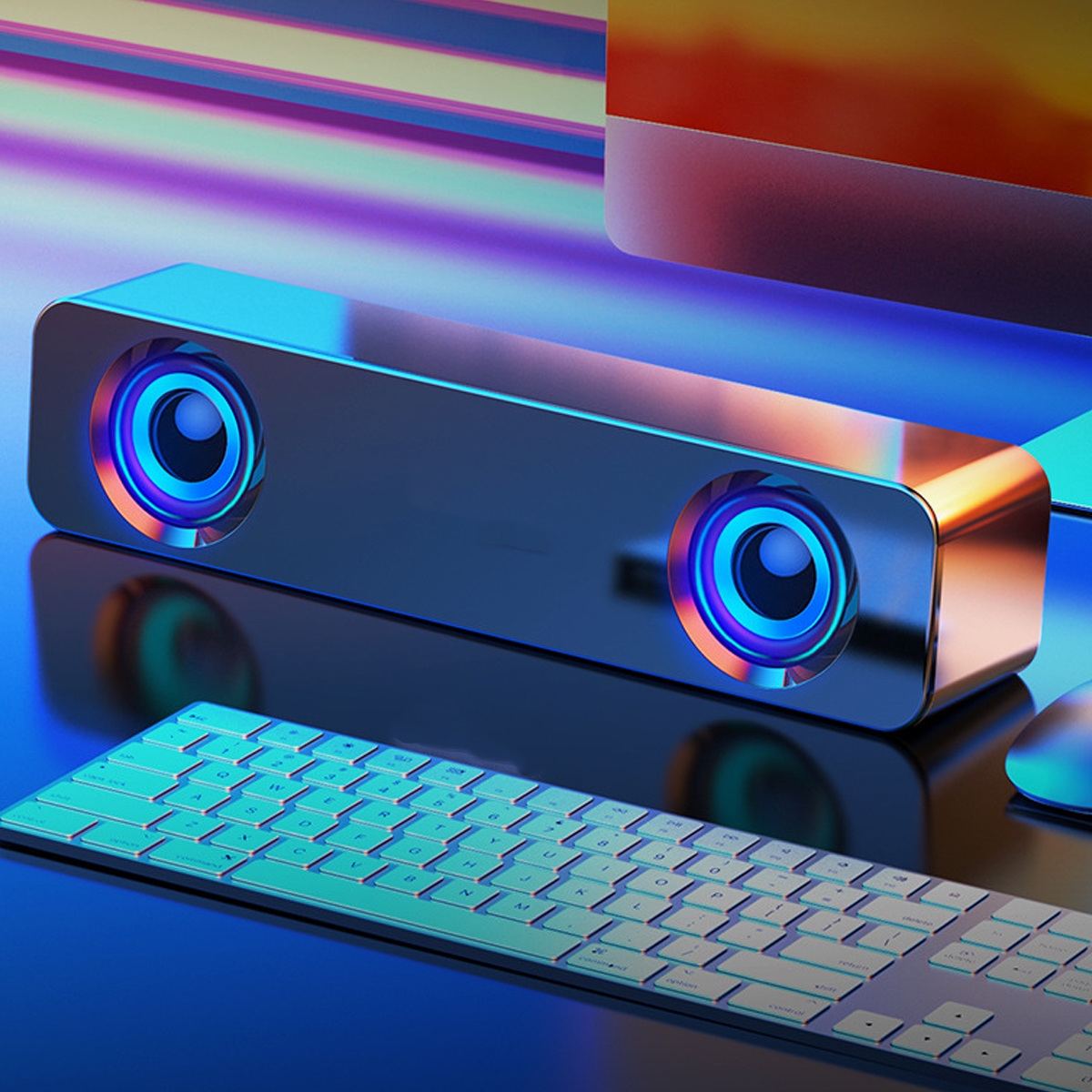 Schlanke silberne Soundbar mit blauen LED-Leuchten, vor einer Tastatur.