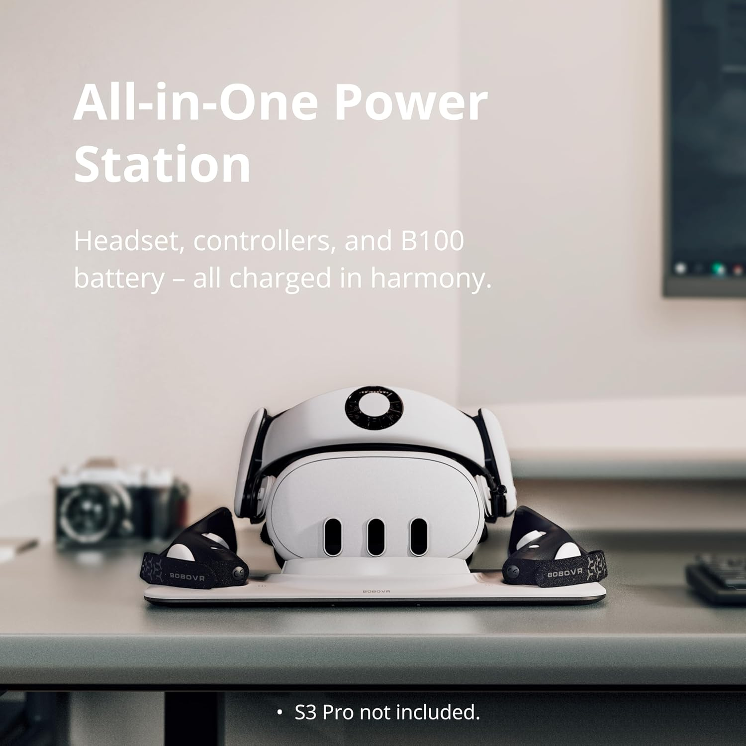 Una estación de carga blanca para auriculares y mandos VR, con una cámara al fondo.