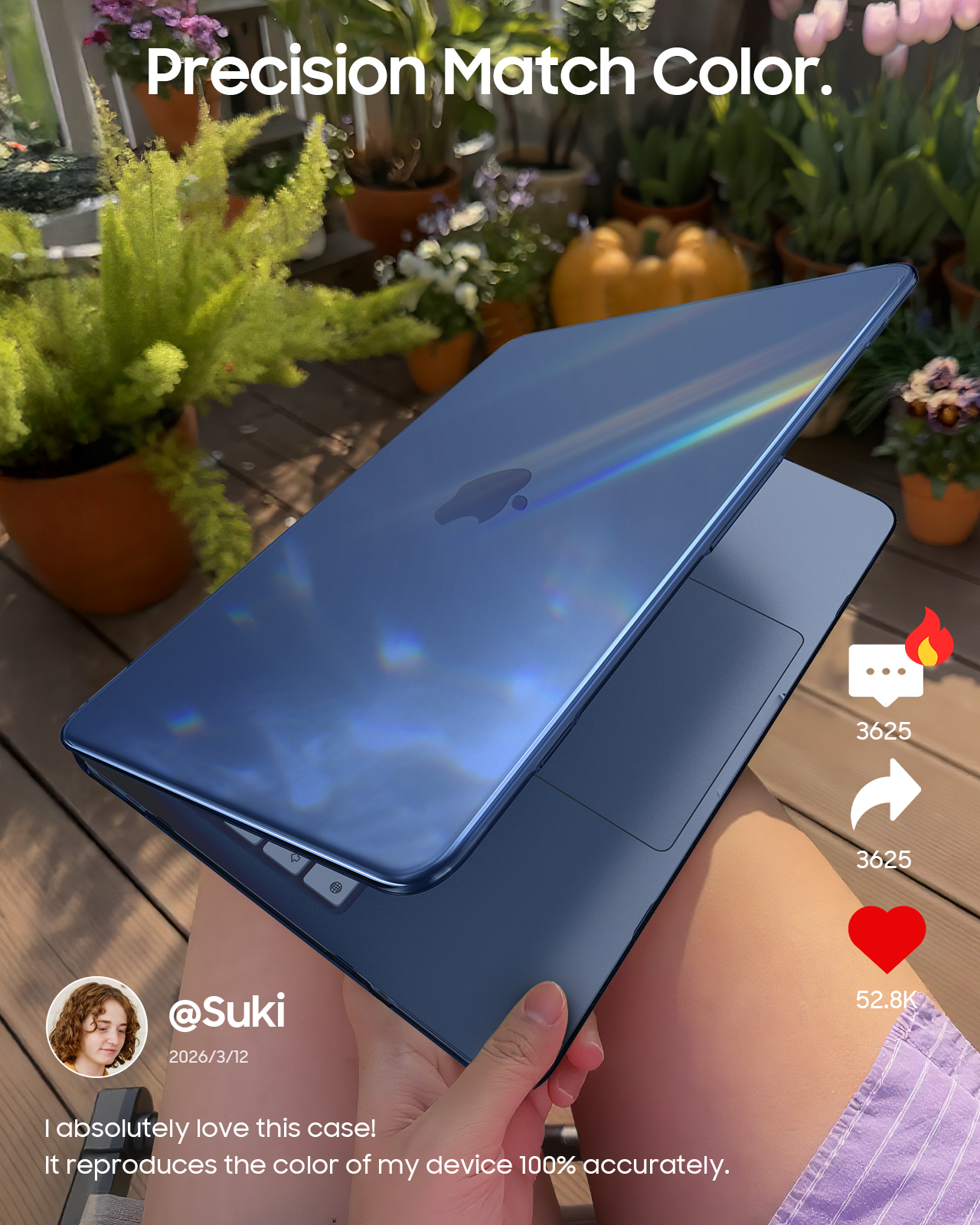 Ein blauer Laptop liegt auf einer Holzterrasse, umgeben von Topfpflanzen.