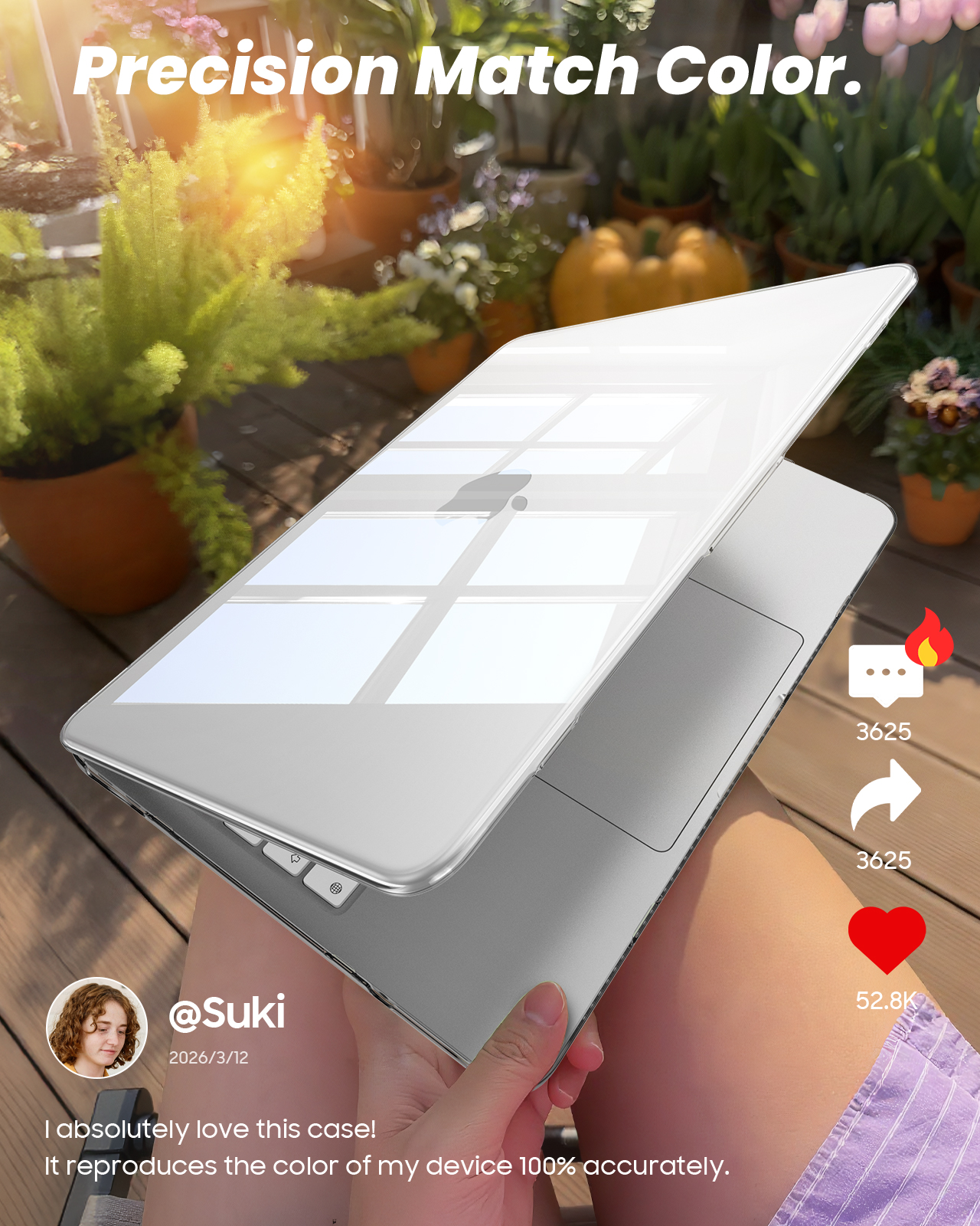 Ein Laptop mit einem transparenten Gehäuse auf einer Holzterrasse, umgeben von Pflanzen.