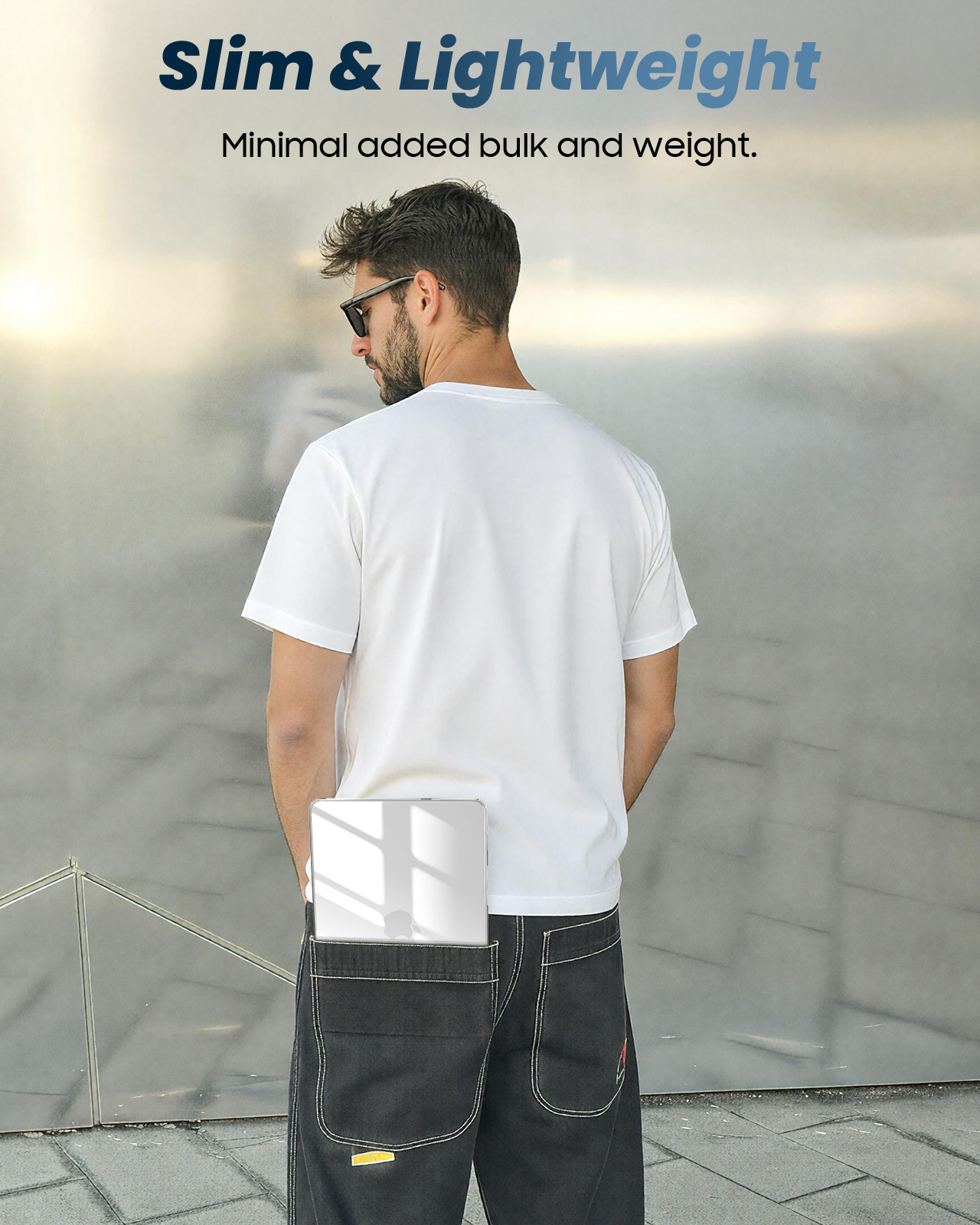 Mann mit weißem T-Shirt und dunkler Hose, Tablet in der Gesäßtasche.