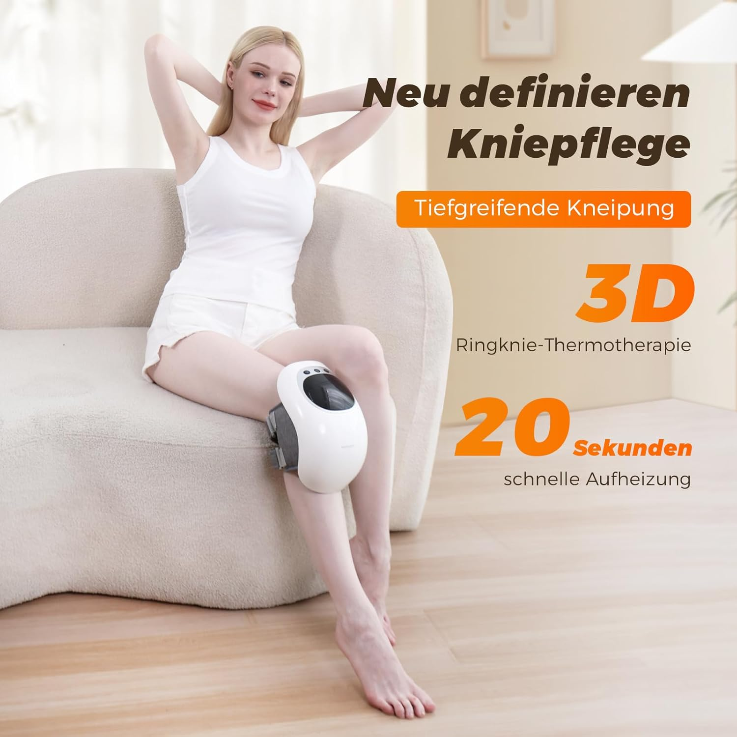 Frau mit Knie-Massagegerät auf dem Schoß, sitzend auf Couch.