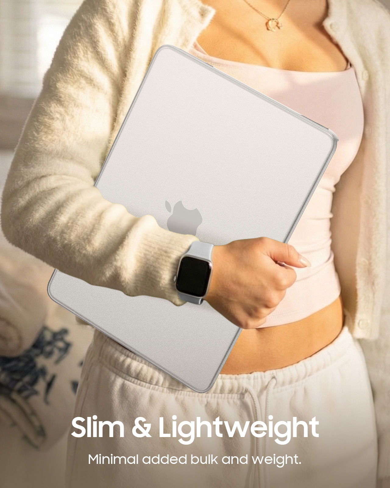 Eine Frau hält einen schlanken, weißen Laptop mit einem Apple-Logo.