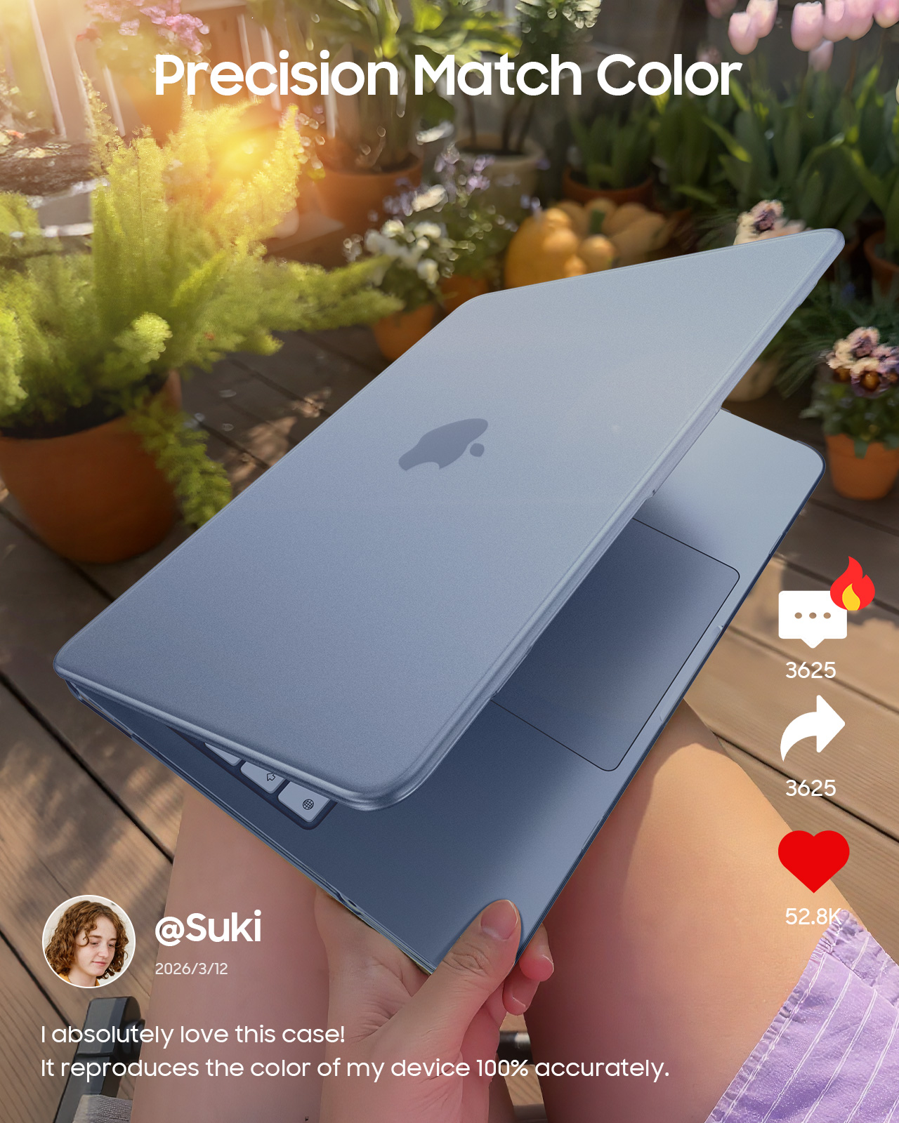 Ein blauer Laptop mit dem Apple-Logo liegt auf dem Schoß einer Person im Freien.
