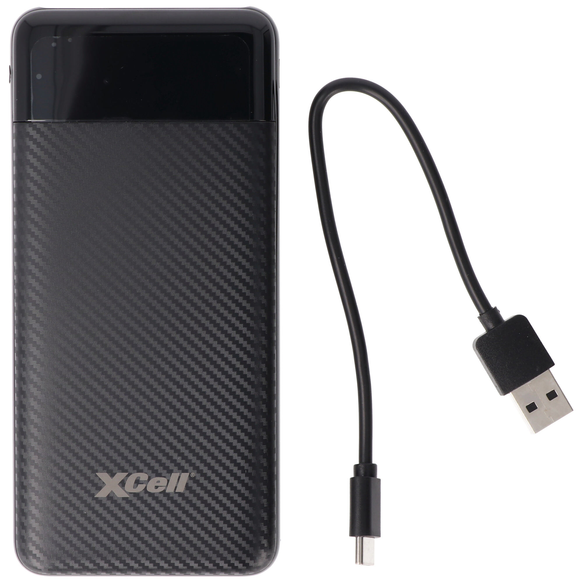 Schwarzes XCell Powerbank mit Carbon-Muster und USB-C-Kabel.