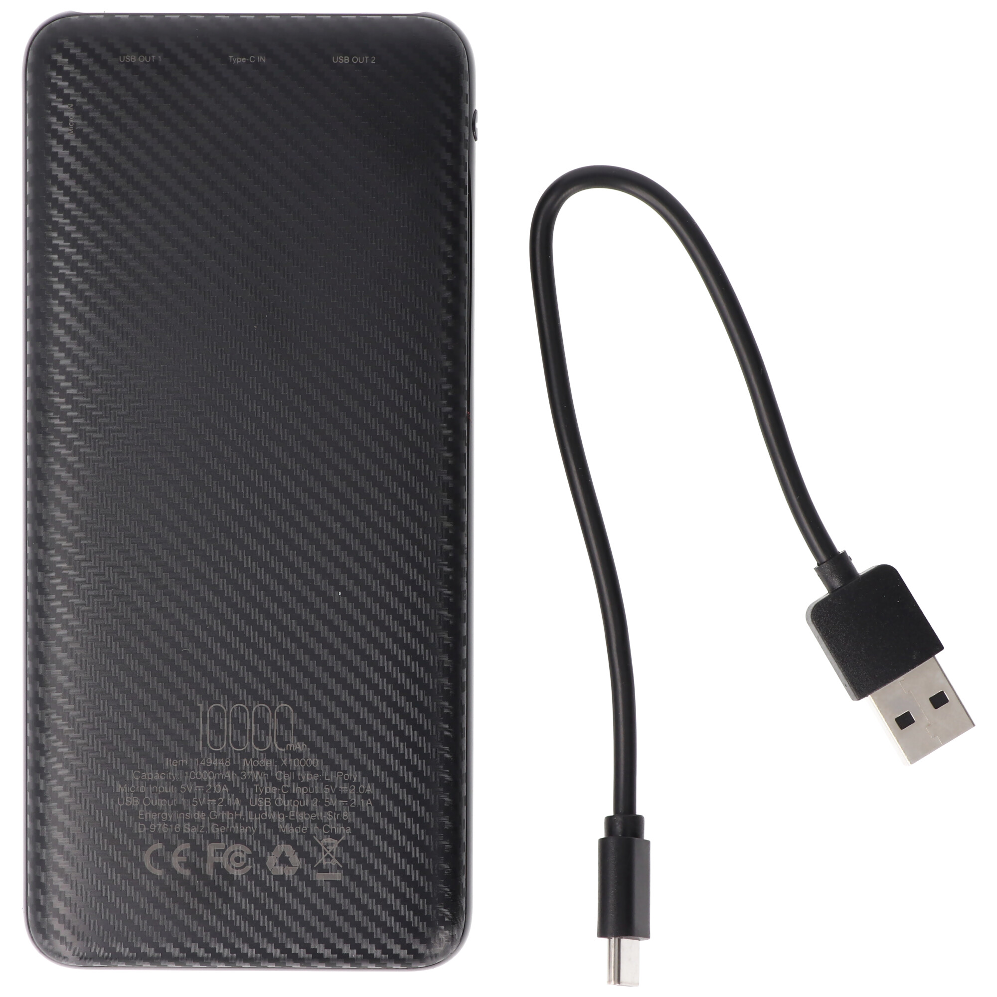 Schwarzes Carbon-Muster Powerbank mit USB-Kabel und Stecker.