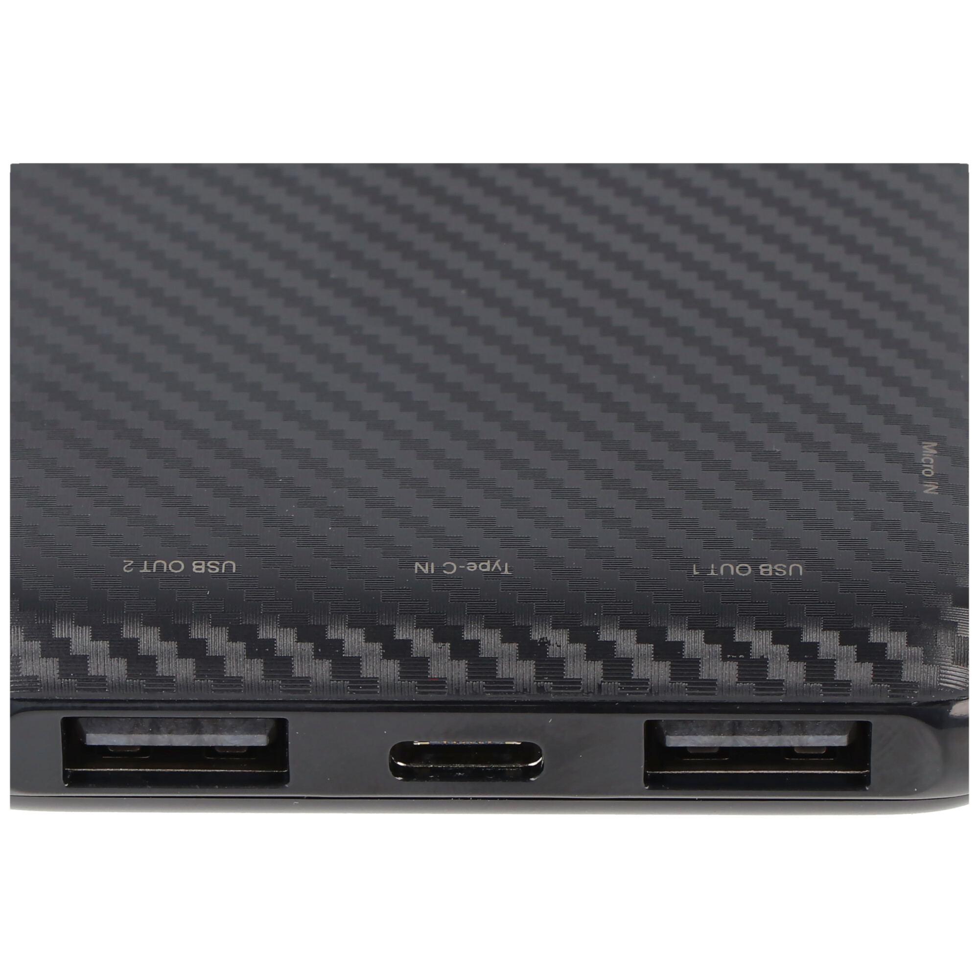 Schwarzes Powerbank-Gehäuse mit Carbonfaser-Muster, drei Anschlüsse: USB-A, USB-C und Micro-USB.