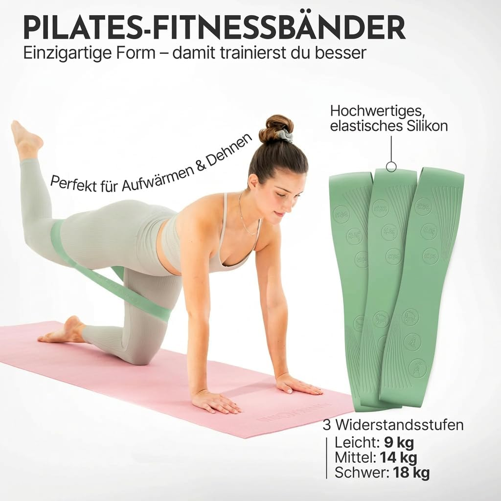 Frau macht Pilates-Übung mit Widerstandsband auf Matte; daneben grüne Silikon-Fitnessbänder.