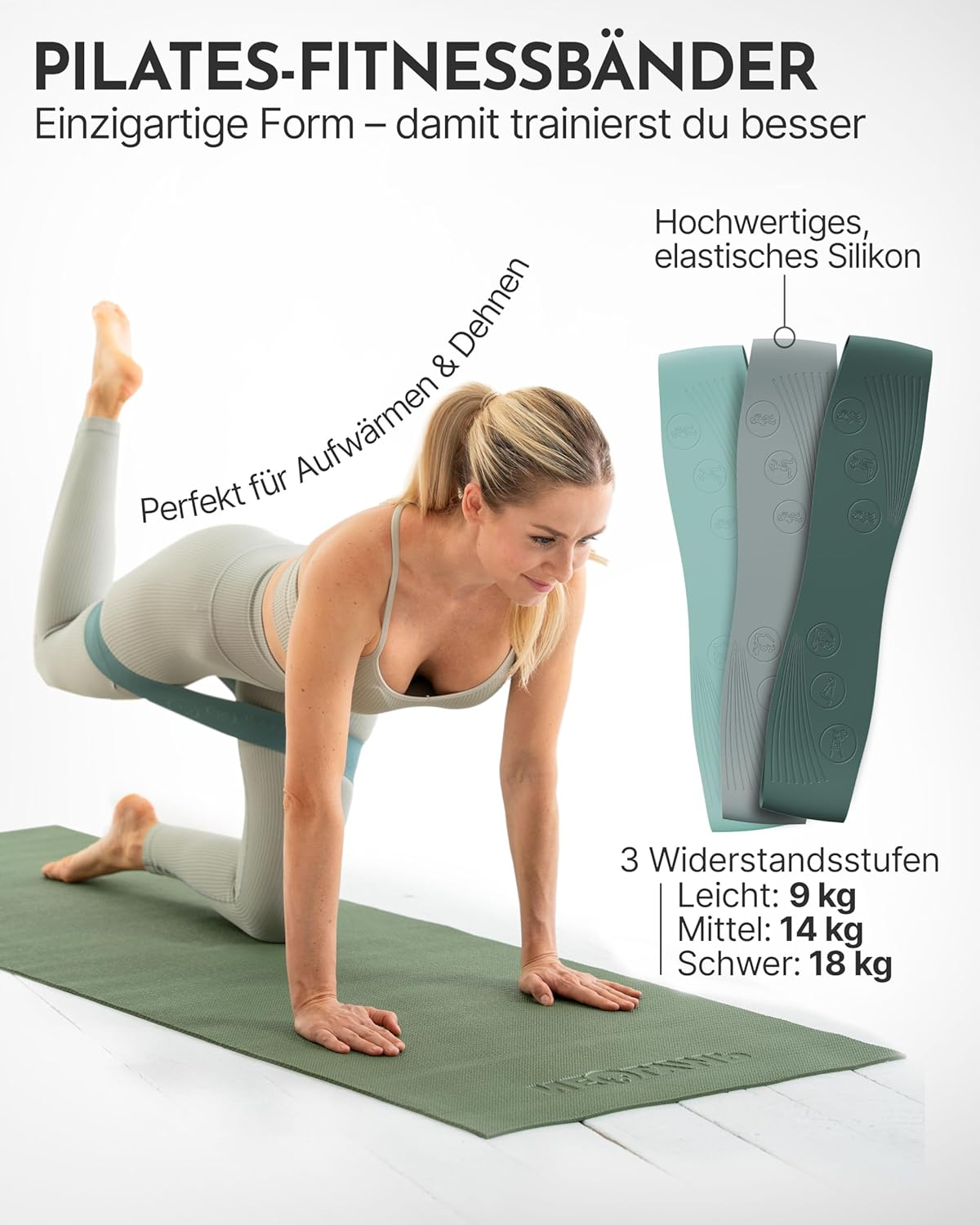 Frau trainiert mit Pilates-Fitnessband auf Matte. 3 Bänder in Grün- und Grautönen.