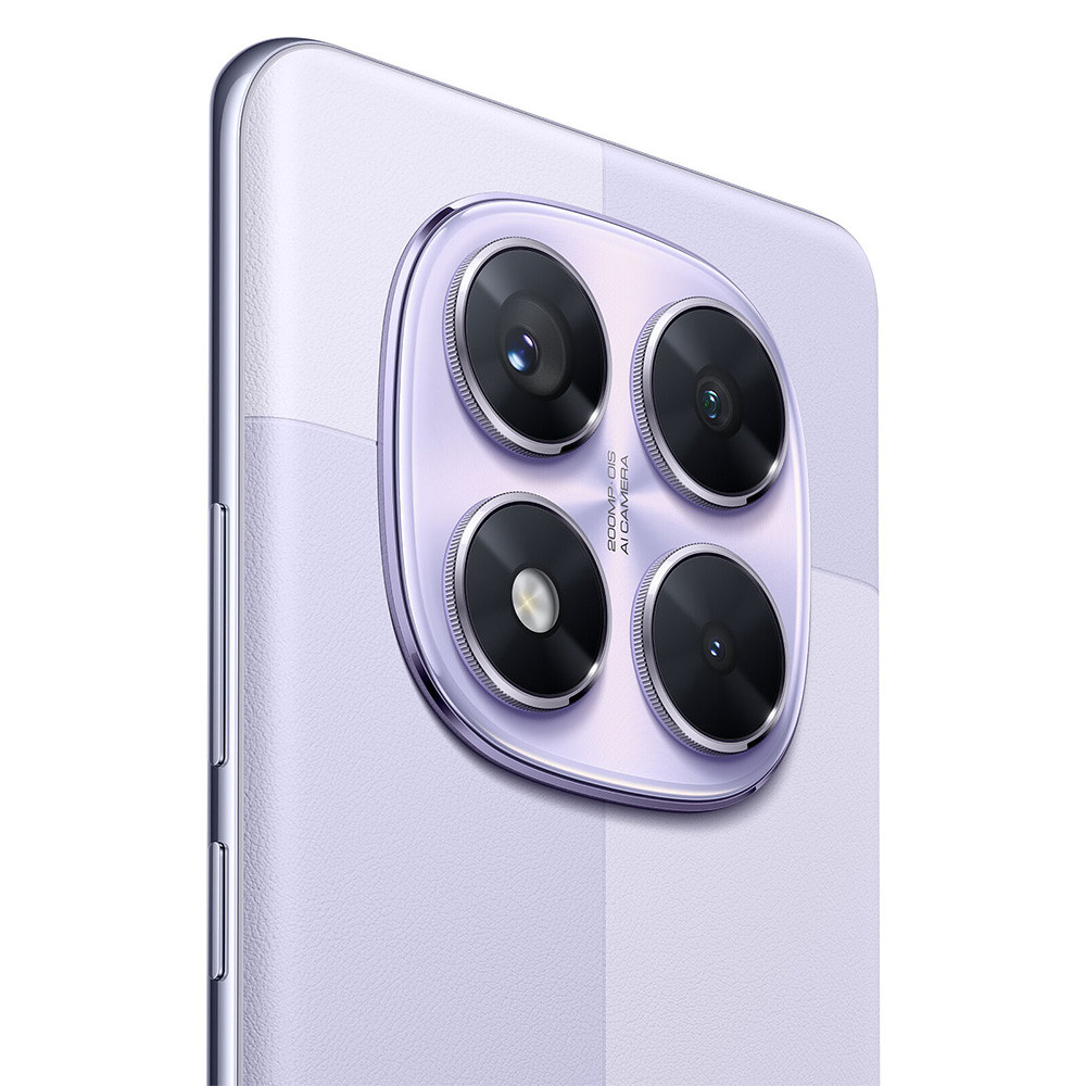 Primo piano del retro di uno smartphone viola chiaro con quattro obiettivi fotografici in un array circolare.