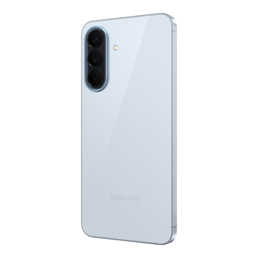 Rückseite eines hellblauen Smartphones mit drei Kameralinsen und Samsung-Logo.