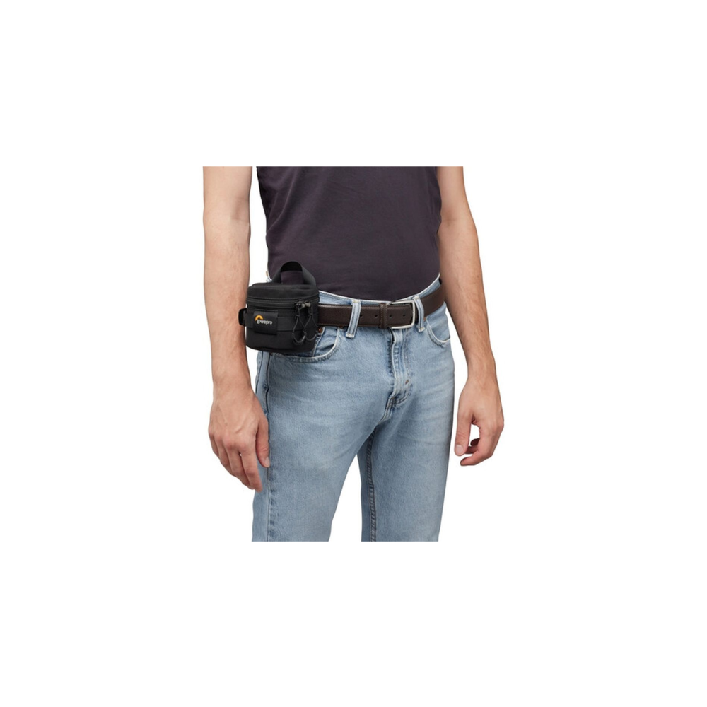 Uomo con marsupio nero e jeans blu.