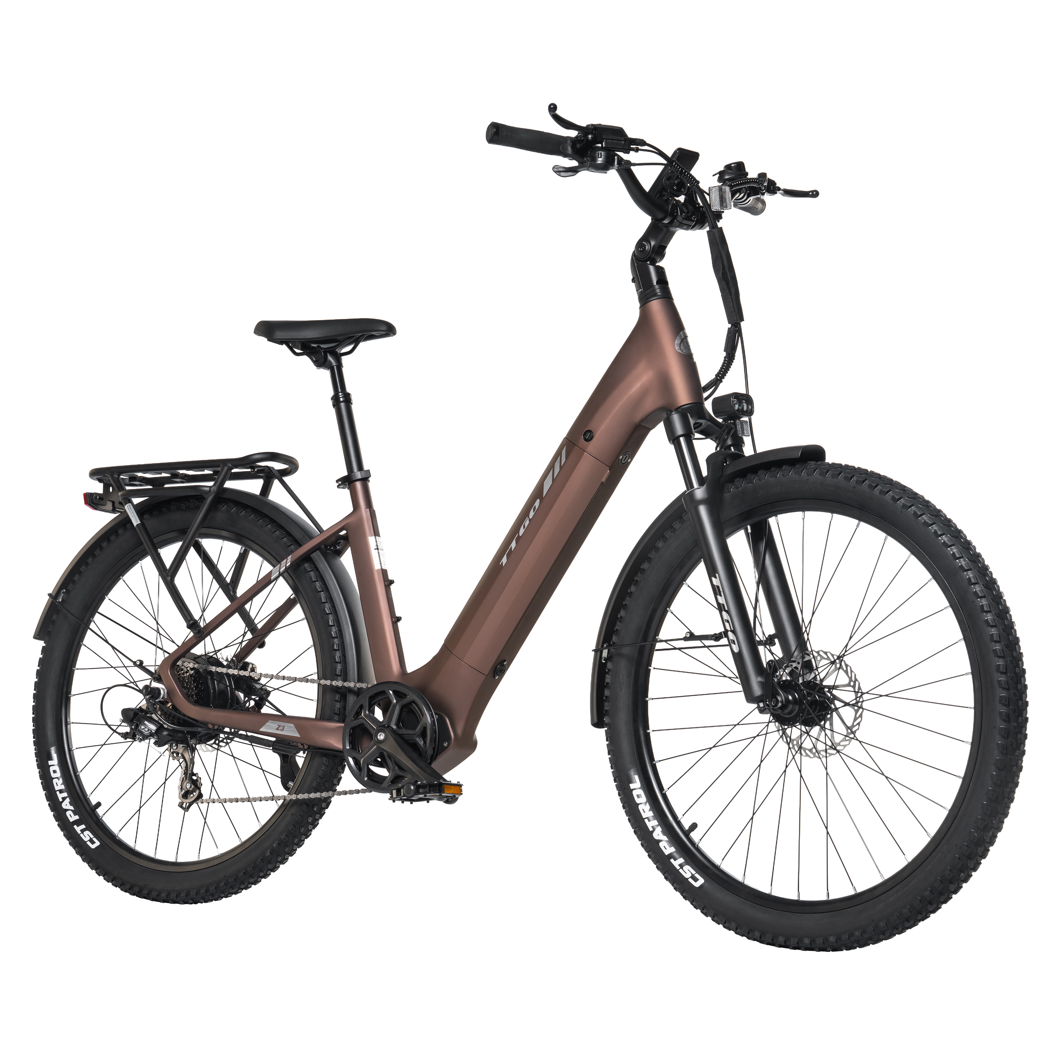 Una e-bike marrone con portapacchi posteriore e pneumatici larghi, isolata su sfondo bianco.