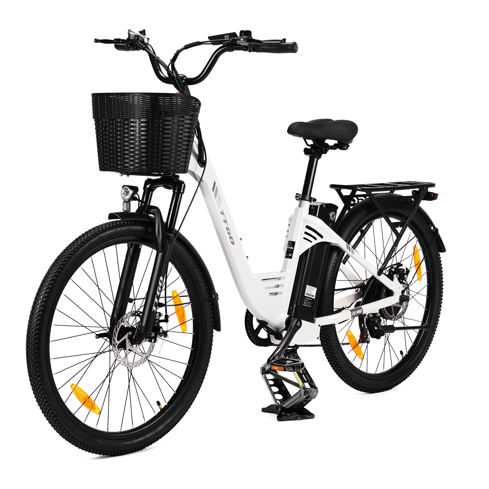 Una bicicletta elettrica bianca con cestino nero, portapacchi e pneumatici larghi.