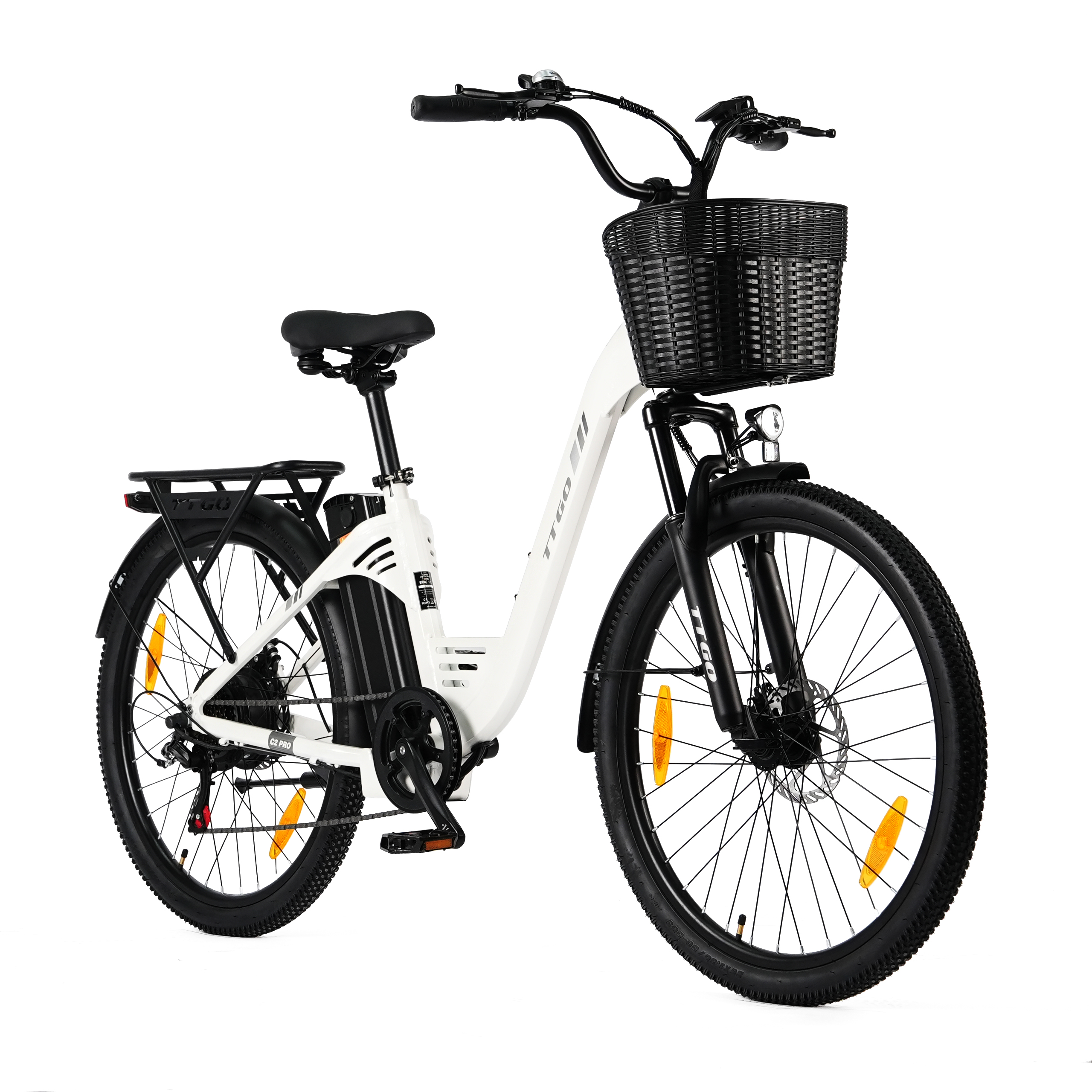 Una bici elettrica bianca con cestino nero, portapacchi e pneumatici larghi.