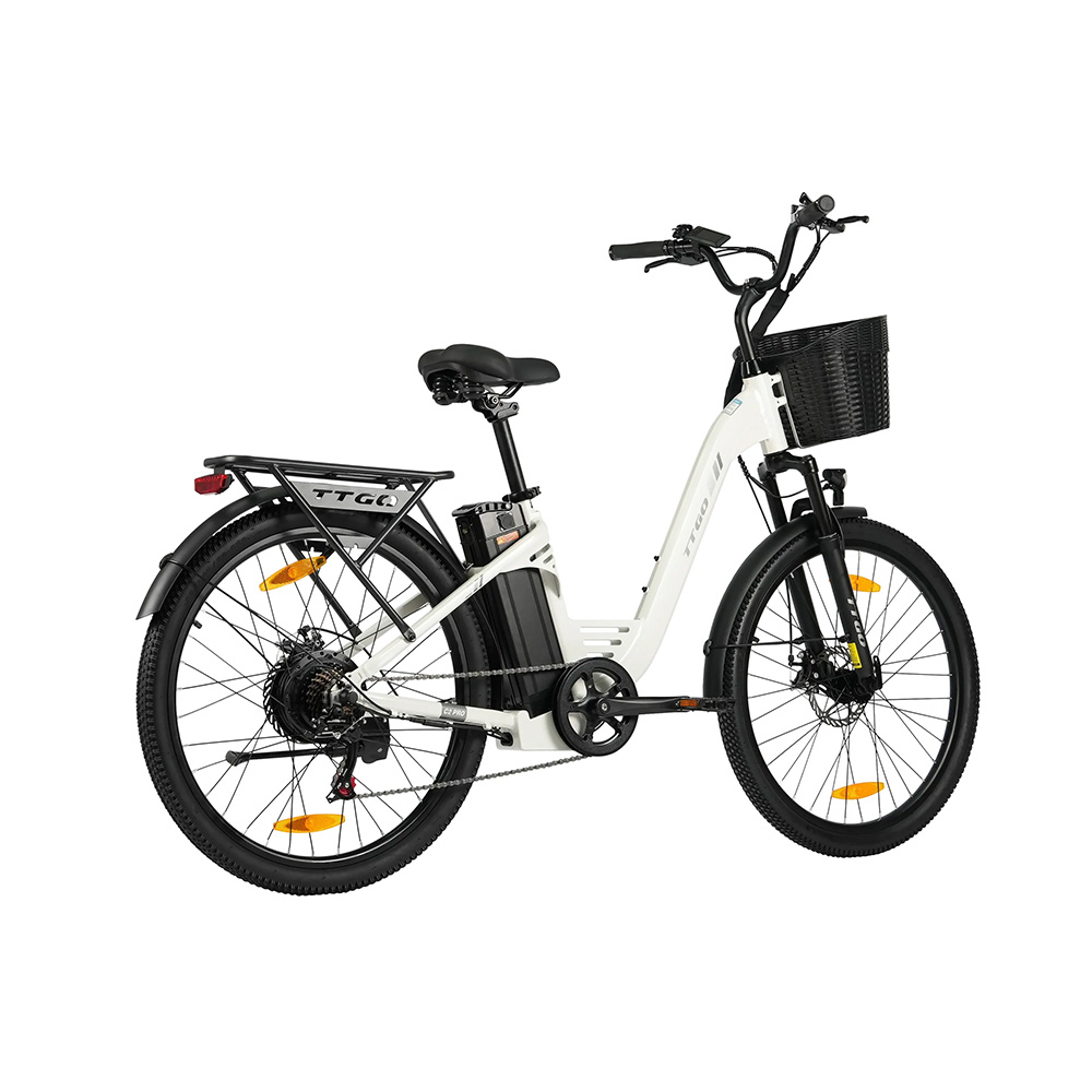 Una bicicletta elettrica bianca con cestino, portapacchi e batteria neri.
