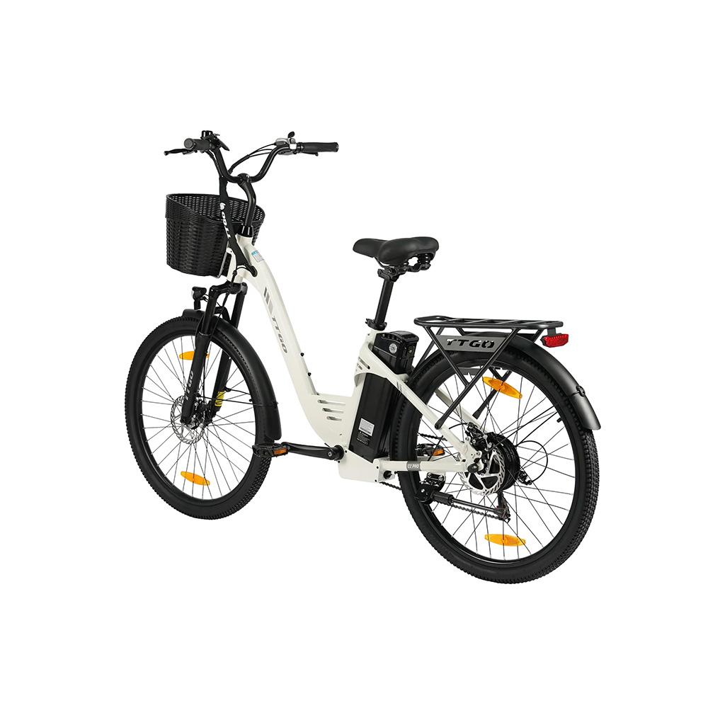Una bicicletta elettrica bianca con cestino nero, portapacchi e batteria.