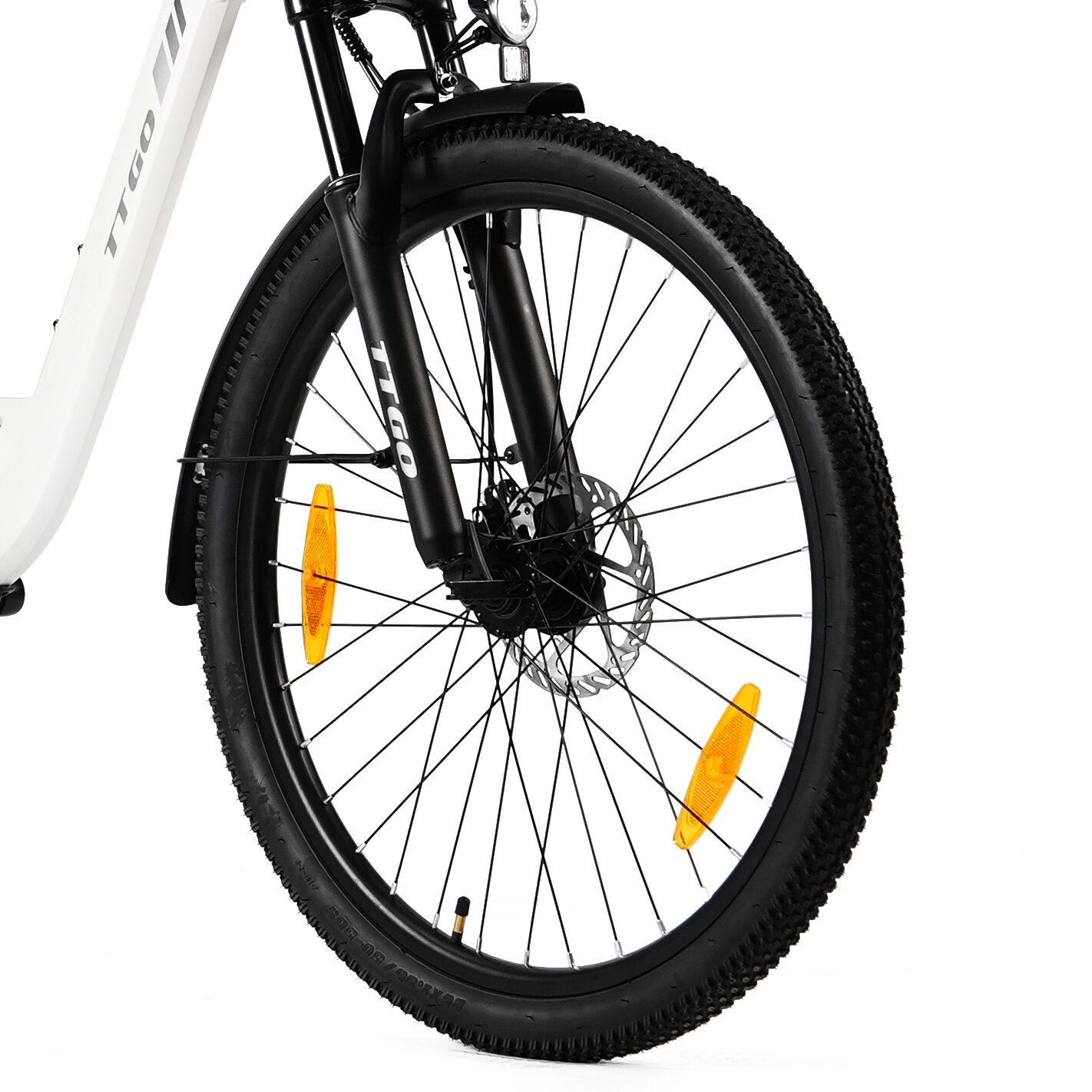 Primo piano della ruota anteriore di una bicicletta bianca con pneumatici neri.
