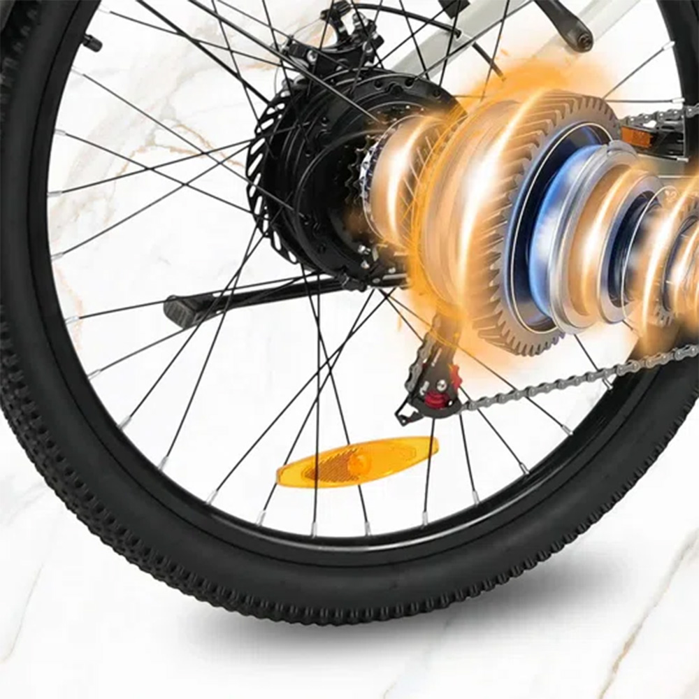 Primo piano della ruota posteriore di una bicicletta con motore e ingranaggi.