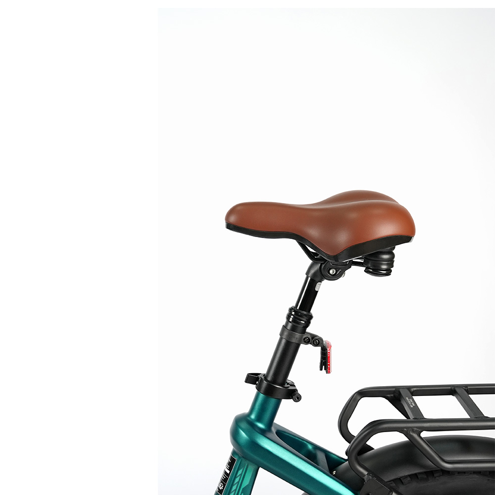 Una sella da bicicletta marrone su un telaio da bicicletta verde con portapacchi.
