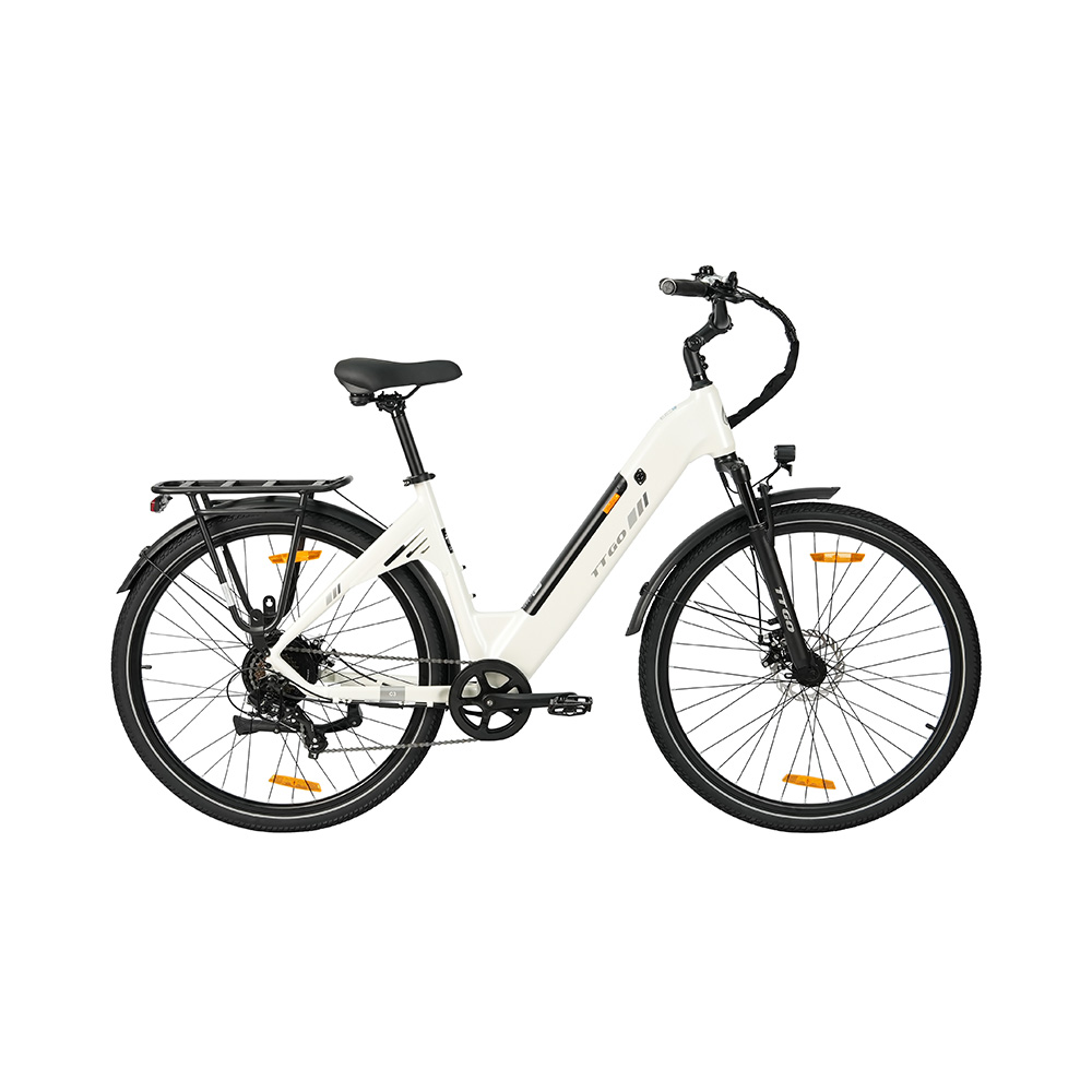 Una bicicletta elettrica bianca con portapacchi posteriore e sella nera, su sfondo bianco.