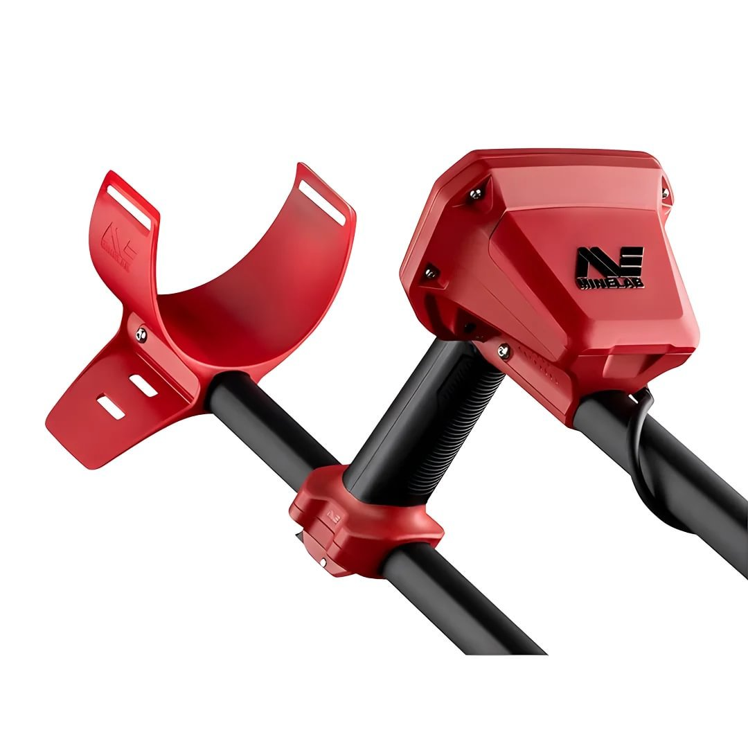 Ein roter Metalldetektor mit schwarzem Griff und Spule.