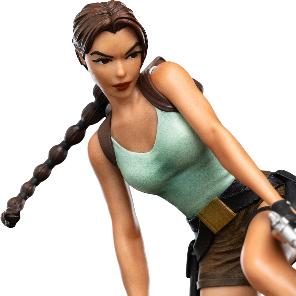 Eine Actionfigur von Lara Croft mit Zopf, hellgrünem Oberteil und brauner Hose.