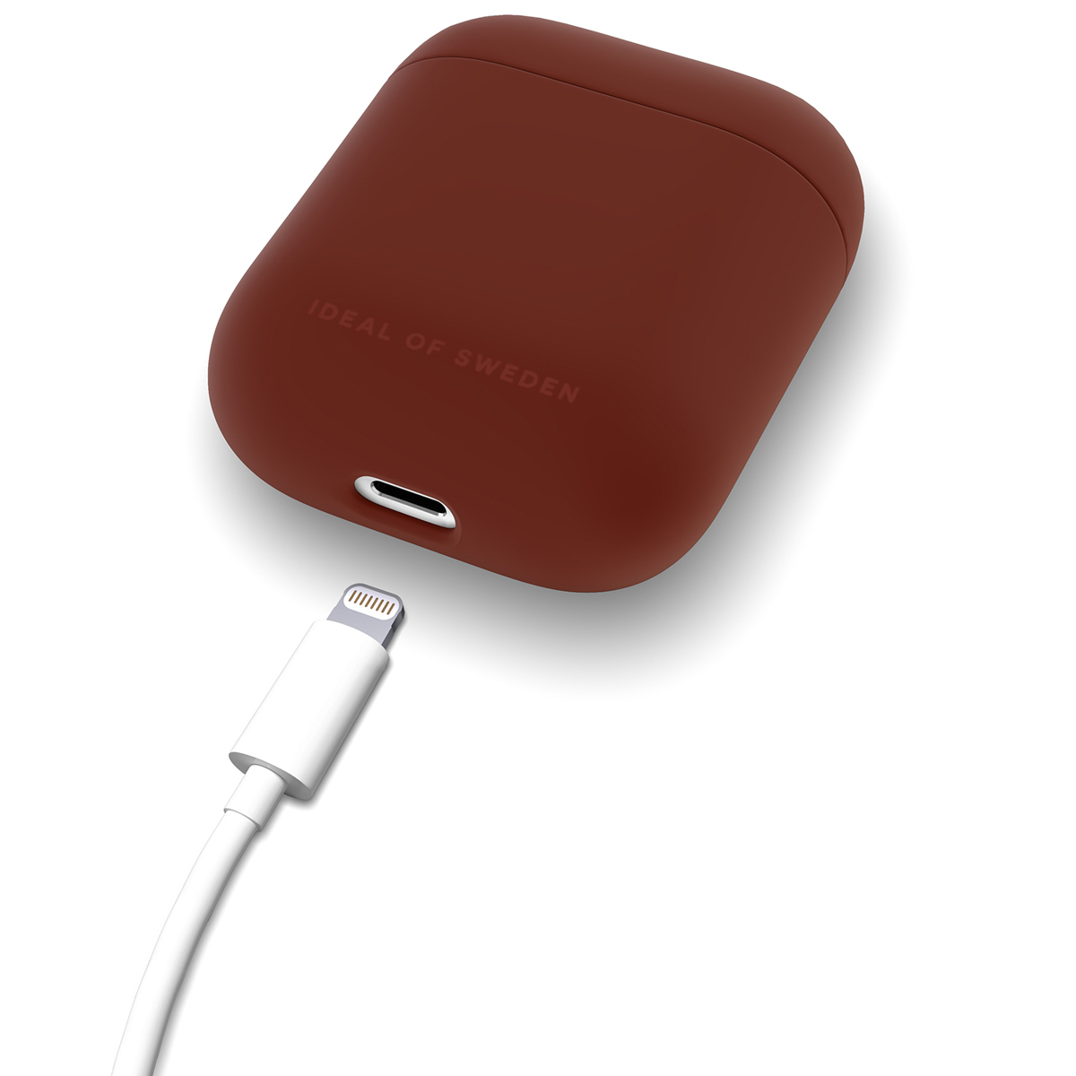 Braune Ladehülle für Kopfhörer mit weißem Ladekabel daneben.