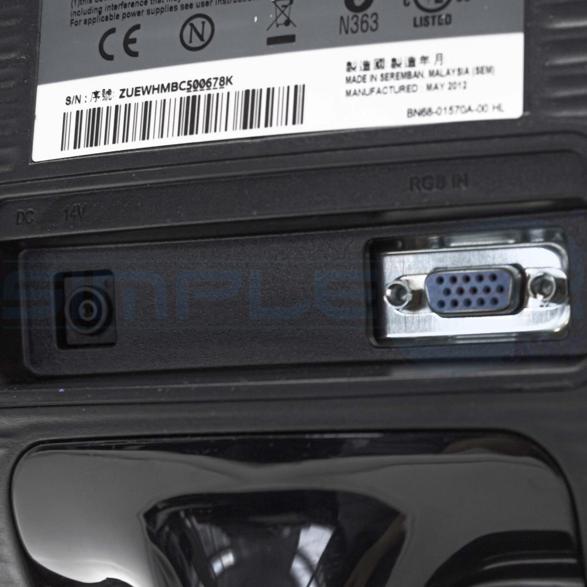 Primo piano delle porte del monitor: ingresso 14V CC, porta VGA RGB IN e numero di serie.