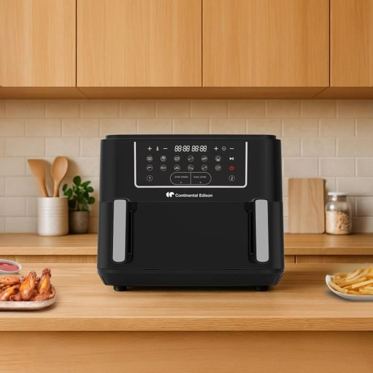 Friggitrice ad aria nera con display digitale su un bancone di legno, accanto a pollo e patatine.
