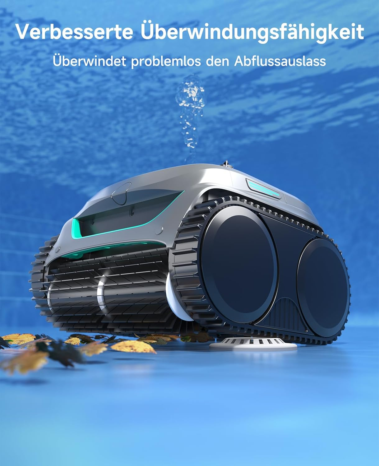 Ein Poolroboter mit Ketten fährt über Blätter im Pool und stößt Blasen aus.