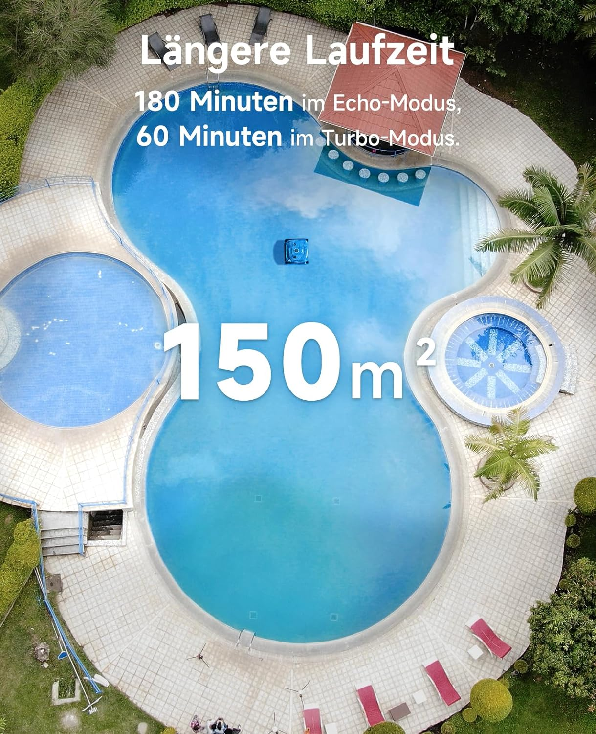 Ein Poolreiniger im blauen Wasser eines Pools mit 150m² Fläche.