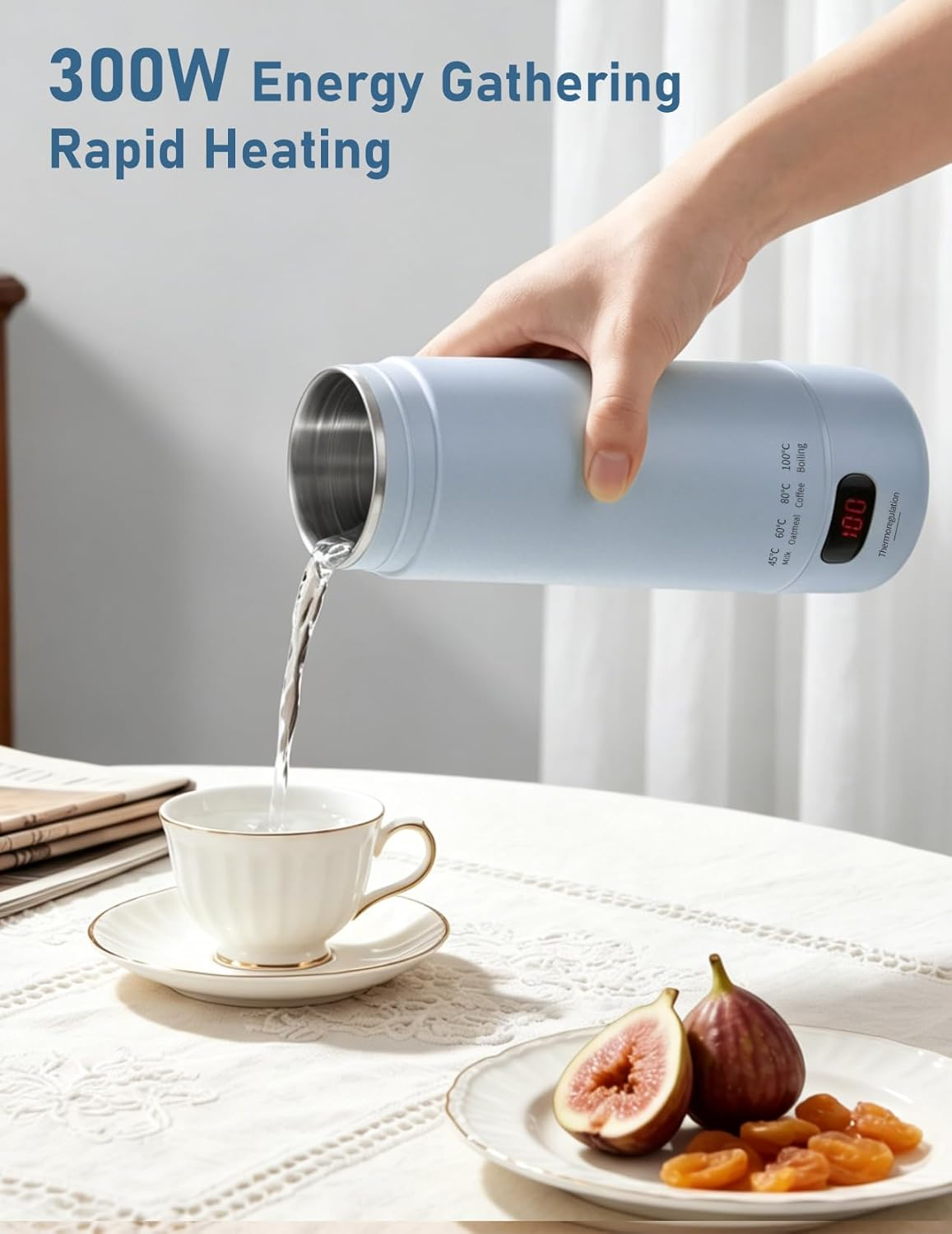 Hand gießt heißes Wasser aus einer hellblauen Thermoskanne in eine weiße Teetasse. Feigen auf einem Teller.