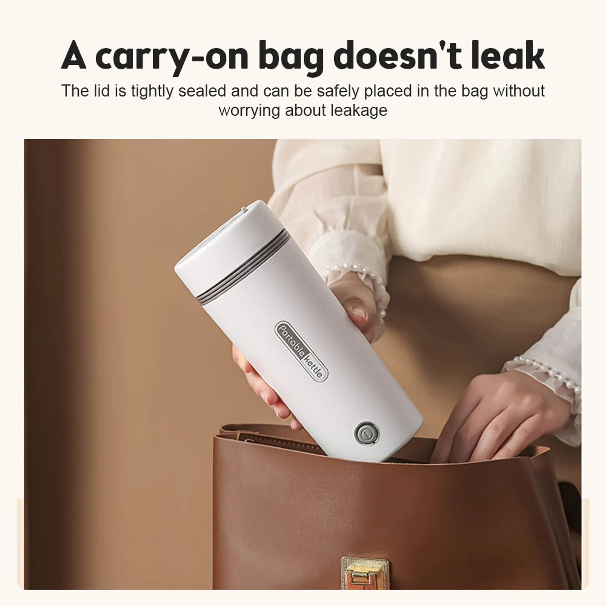 Eine weiße Reiseteekanne wird in eine braune Tasche gesteckt.
