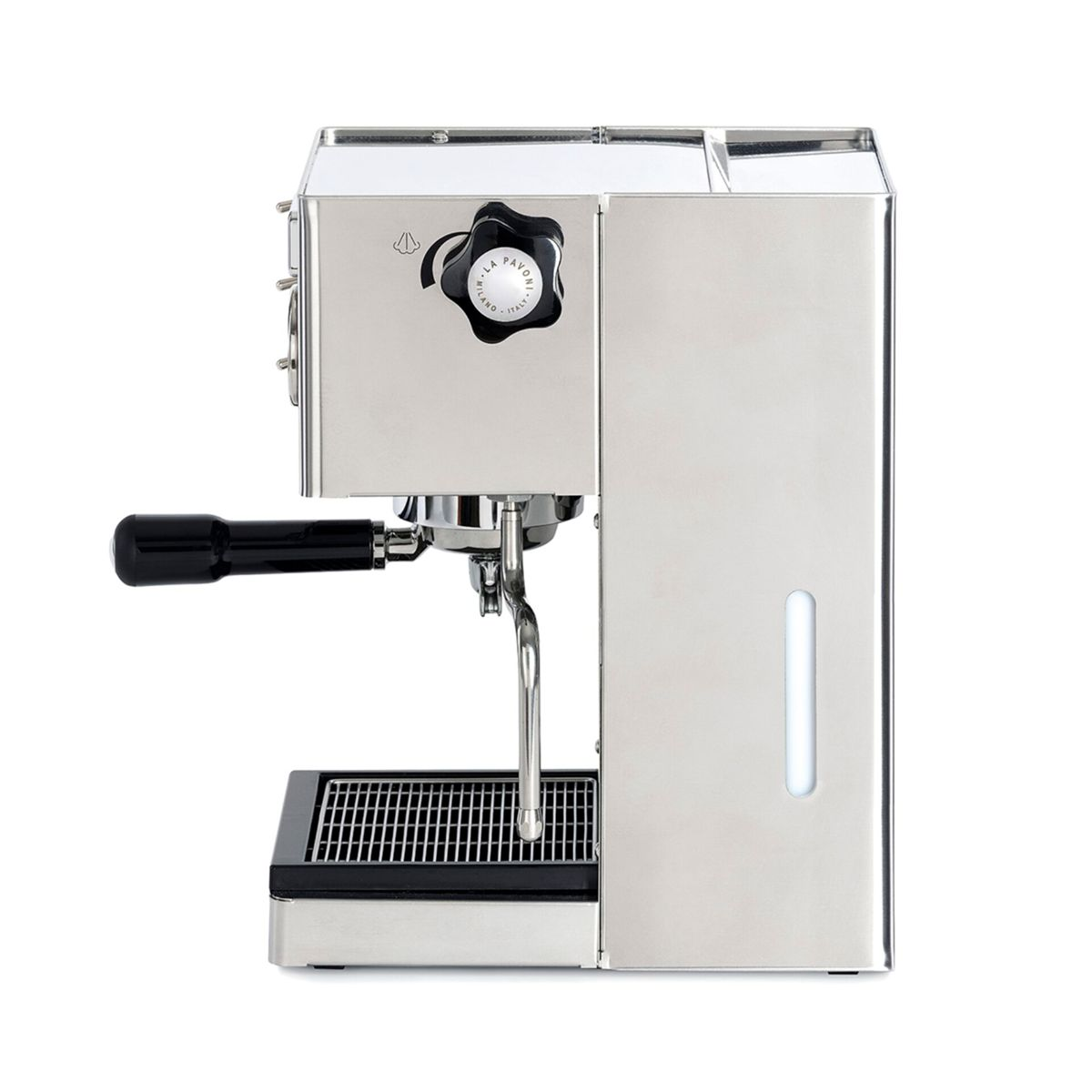 Eine silberne Espressomaschine mit schwarzem Griff und einem schwarzen Drehknopf.