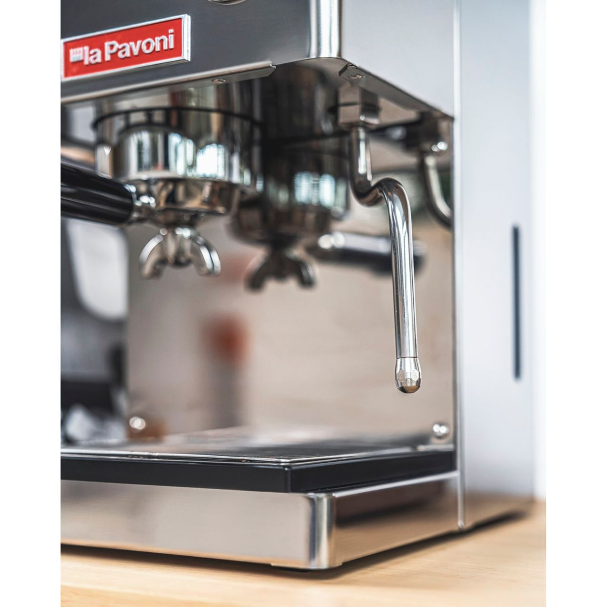 Eine silberne Espressomaschine mit rotem „La Pavoni“-Logo.