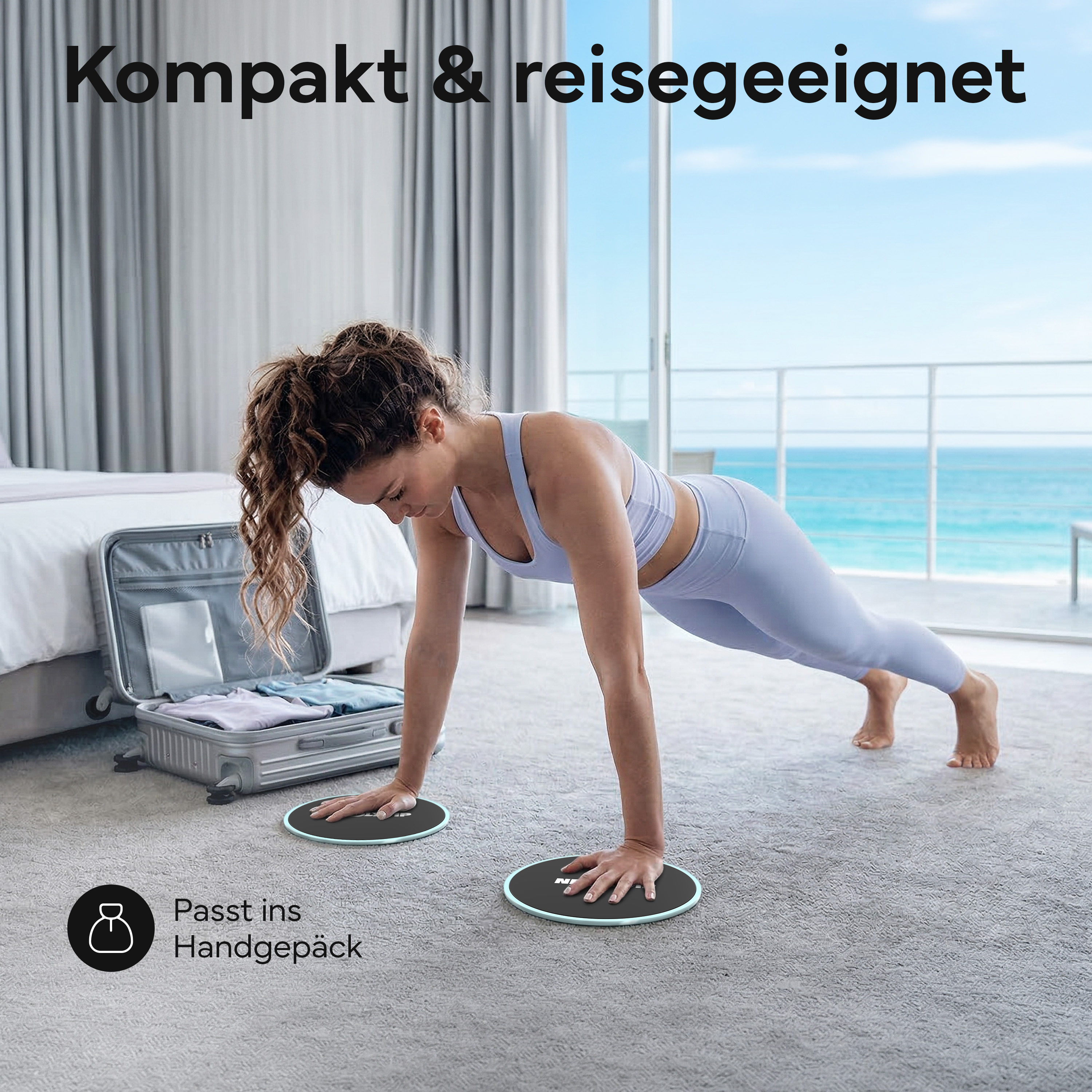Frau in hellblauer Sportkleidung macht Liegestütze auf Gleitscheiben mit einem Koffer daneben.
