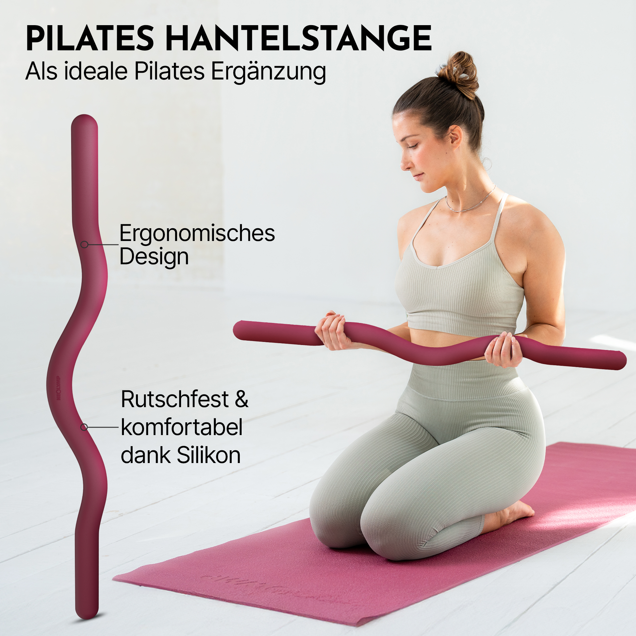 Eine Frau kniet auf einer Matte und hält einen roten Pilatesstab mit ergonomischem Design.