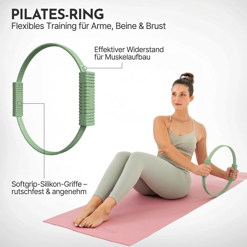 Eine Frau sitzt auf einer rosa Matte und hält einen grünen Pilatesring.