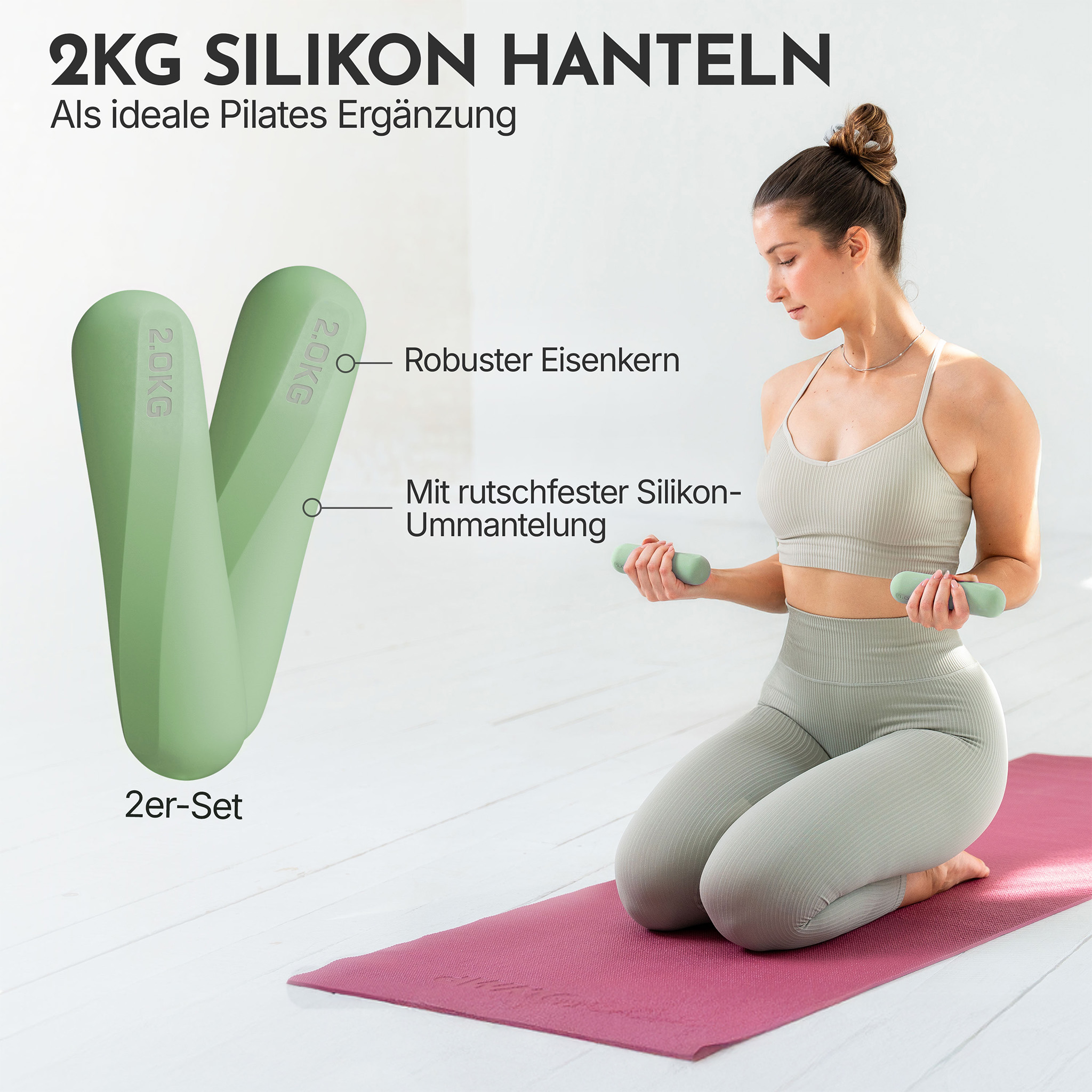Eine Frau kniet auf einer Matte und hält zwei grüne 2kg Hanteln.