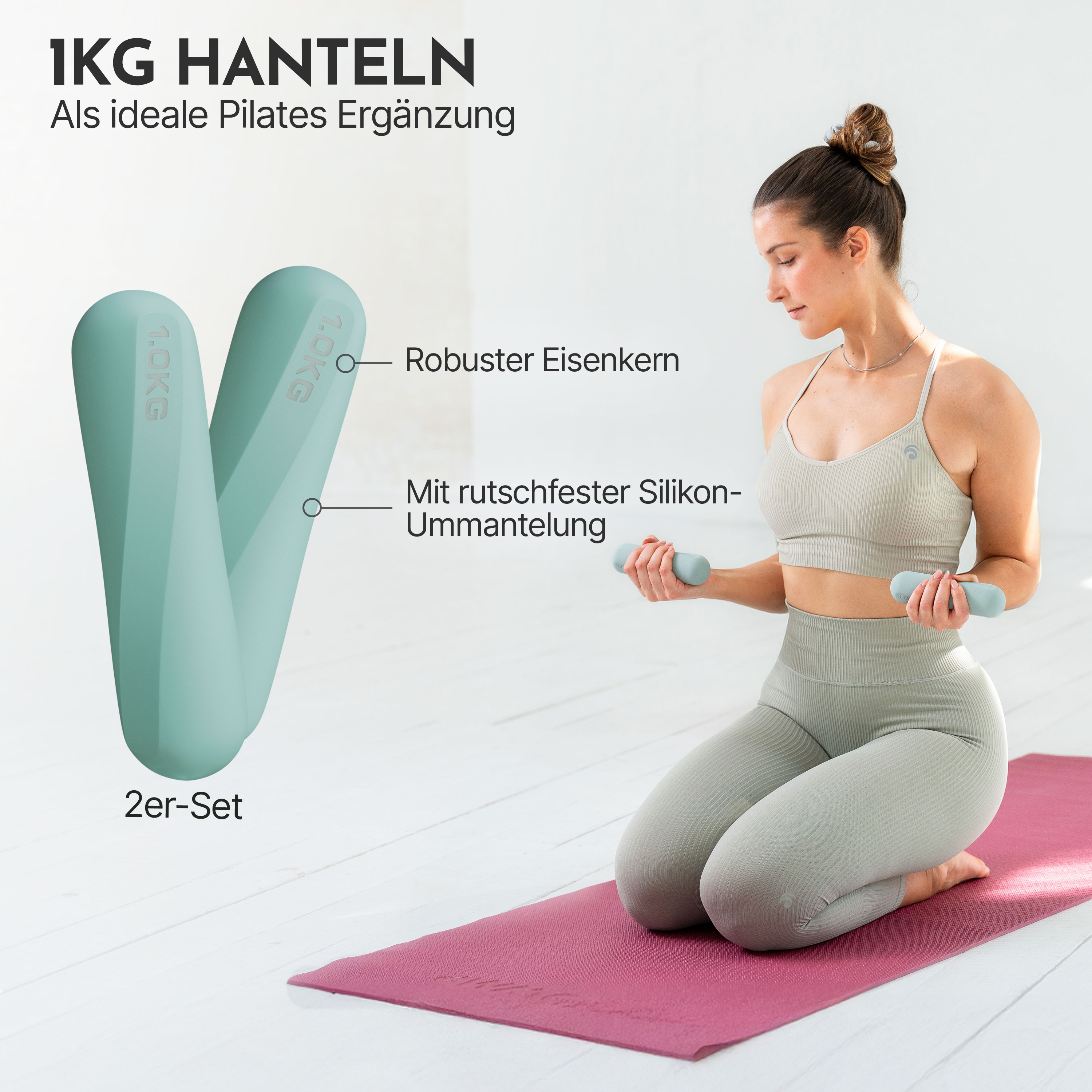 Eine Frau kniet auf einer Matte und hält Hanteln. Hanteln sind hellgrün.