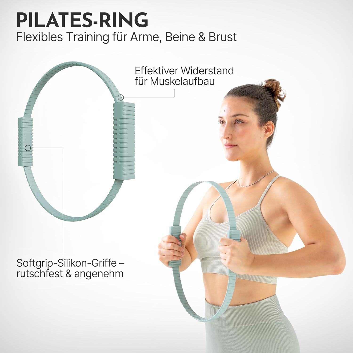 Eine Frau hält einen Pilates-Ring, der für das Training von Armen, Beinen und Brust gedacht ist.
