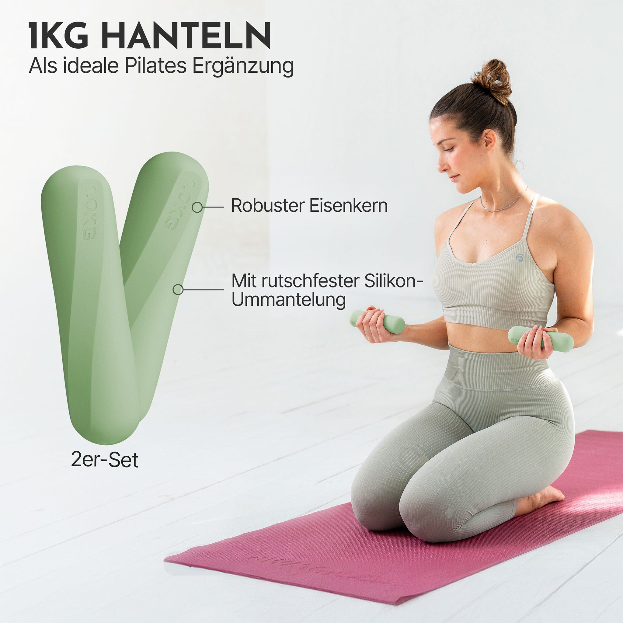 Eine Frau kniet auf einer Matte und hält zwei 1kg Hanteln in mintgrüner Farbe.