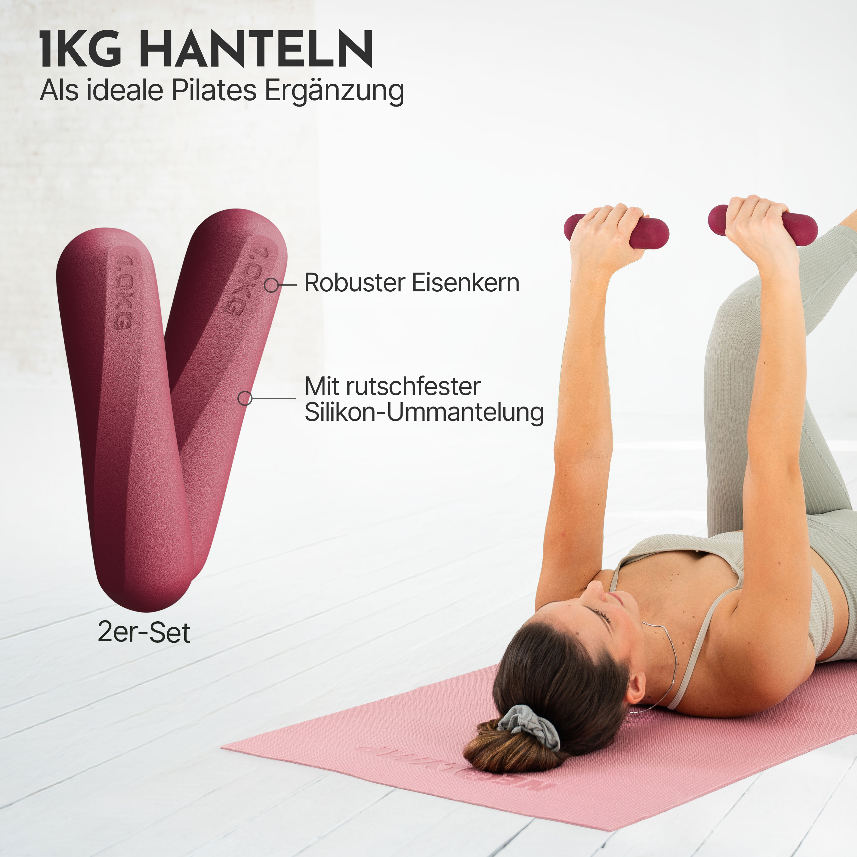Eine Frau liegt auf einer rosa Matte und hebt zwei 1kg Hanteln hoch.
