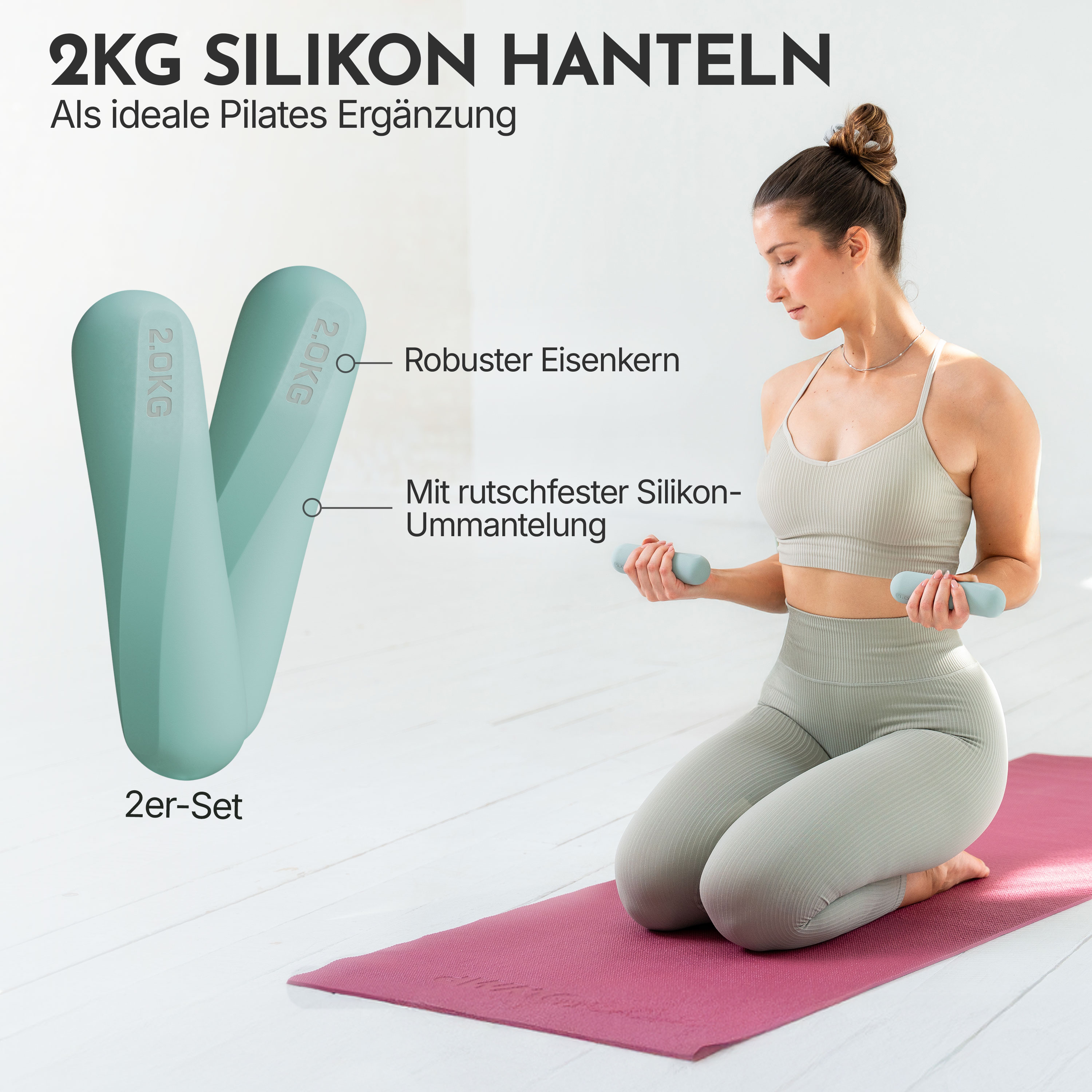 Eine Frau kniet auf einer Matte mit 2kg Hanteln in den Händen.