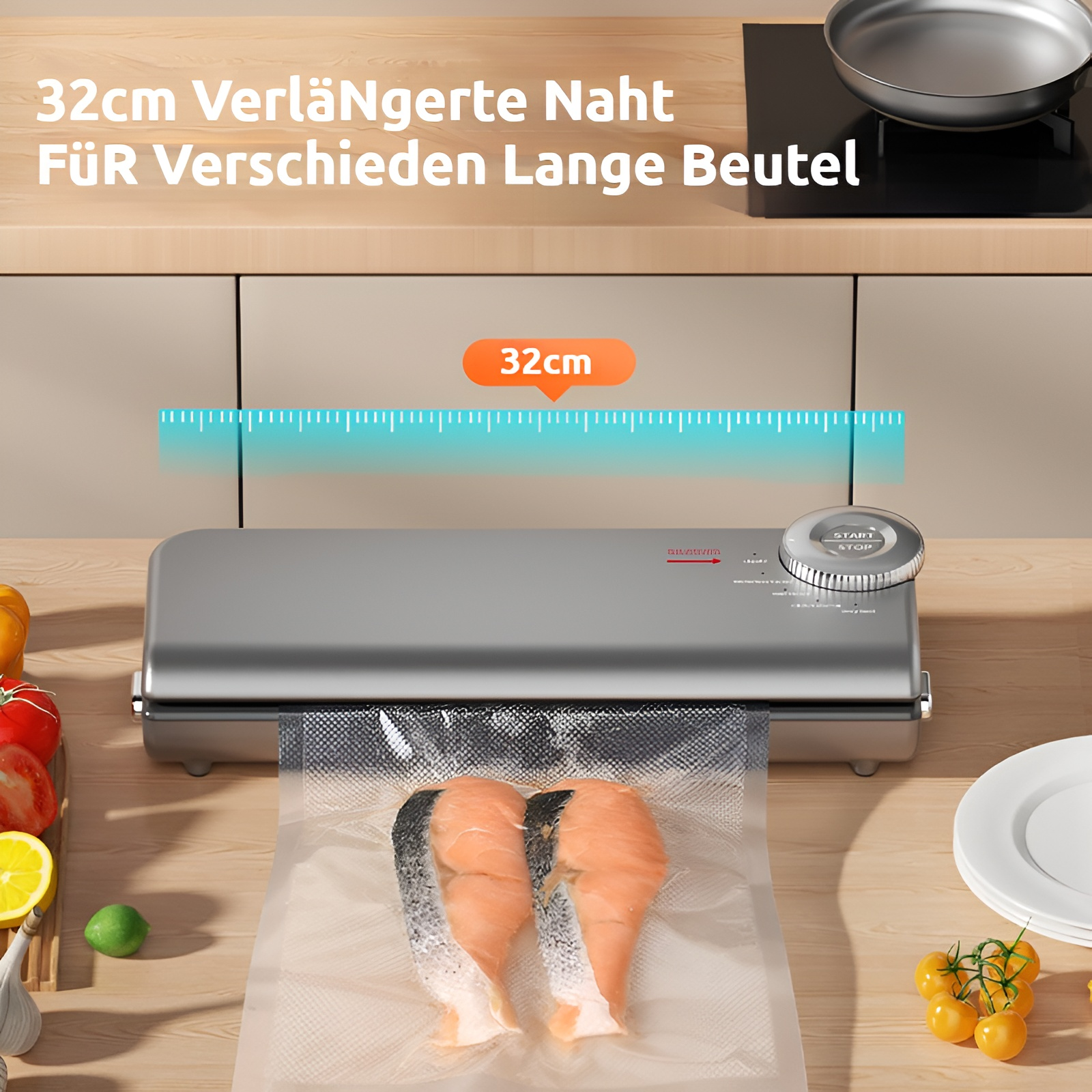 Grauer Vakuumierer versiegelt Lachs in Plastik. Daneben Obst und Gemüse.