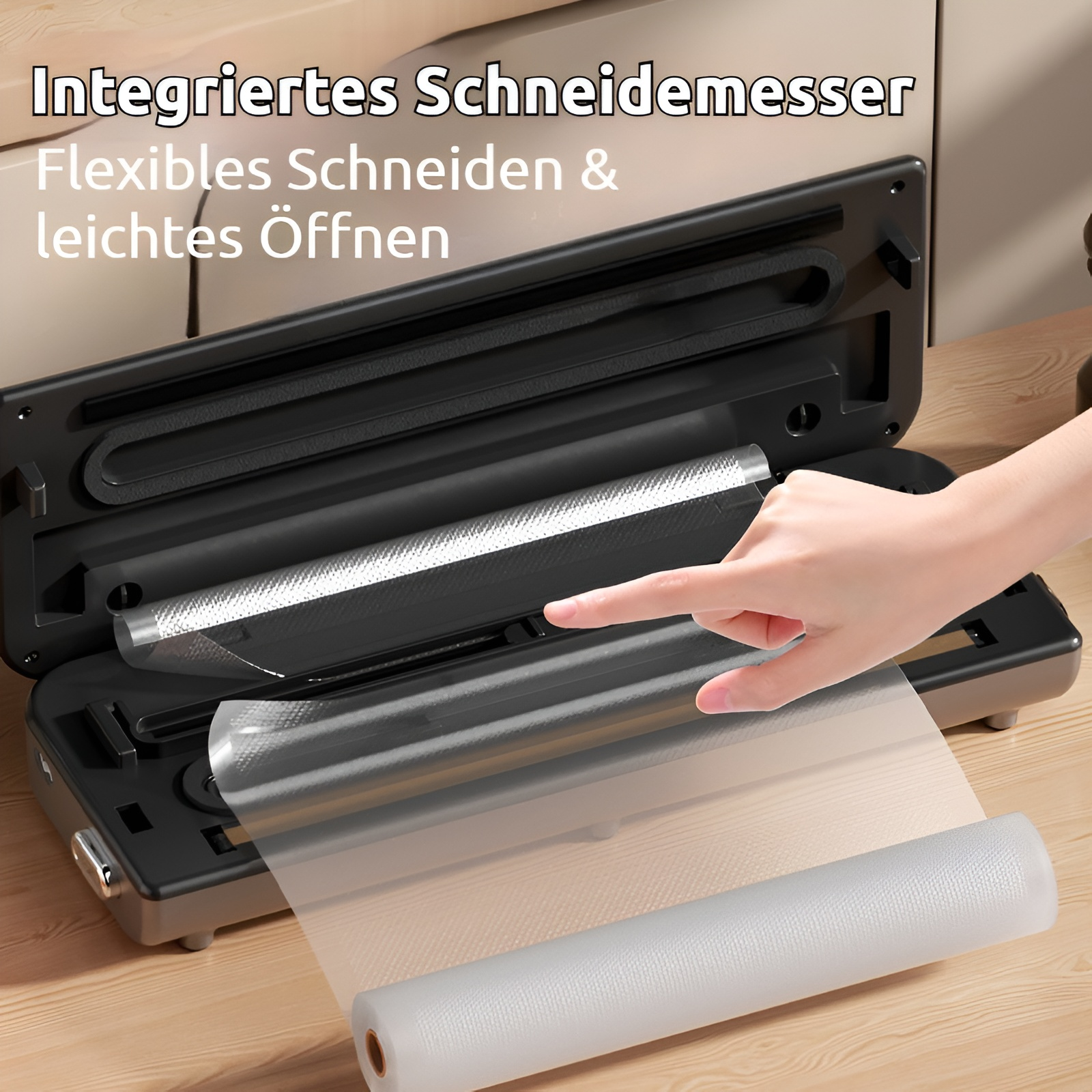 Eine Hand drückt einen Knopf auf einem schwarzen Vakuumierer mit einer Rolle Frischhaltefolie.