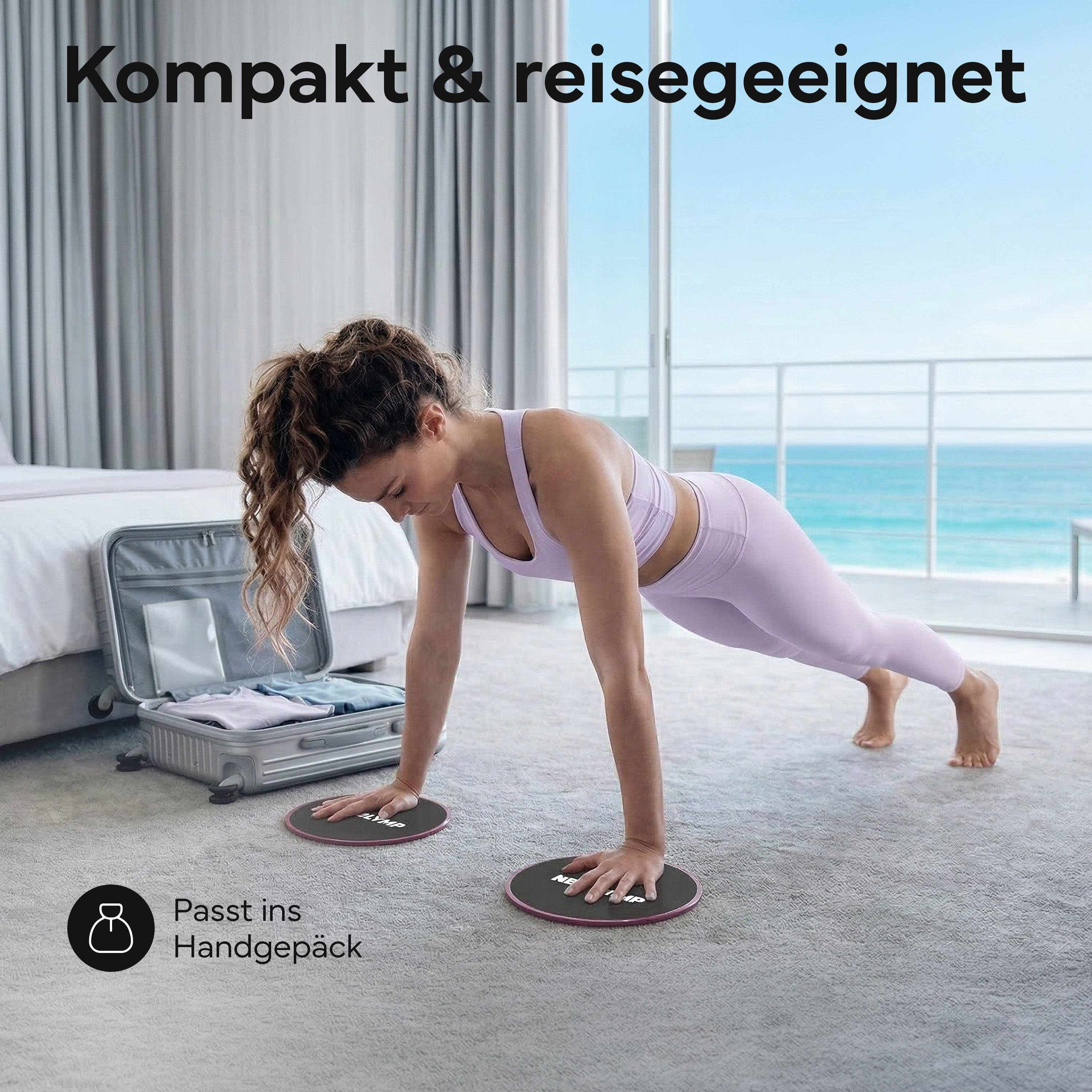 Frau macht Liegestütze auf Gleitscheiben neben einem Koffer, mit Blick aufs Meer.