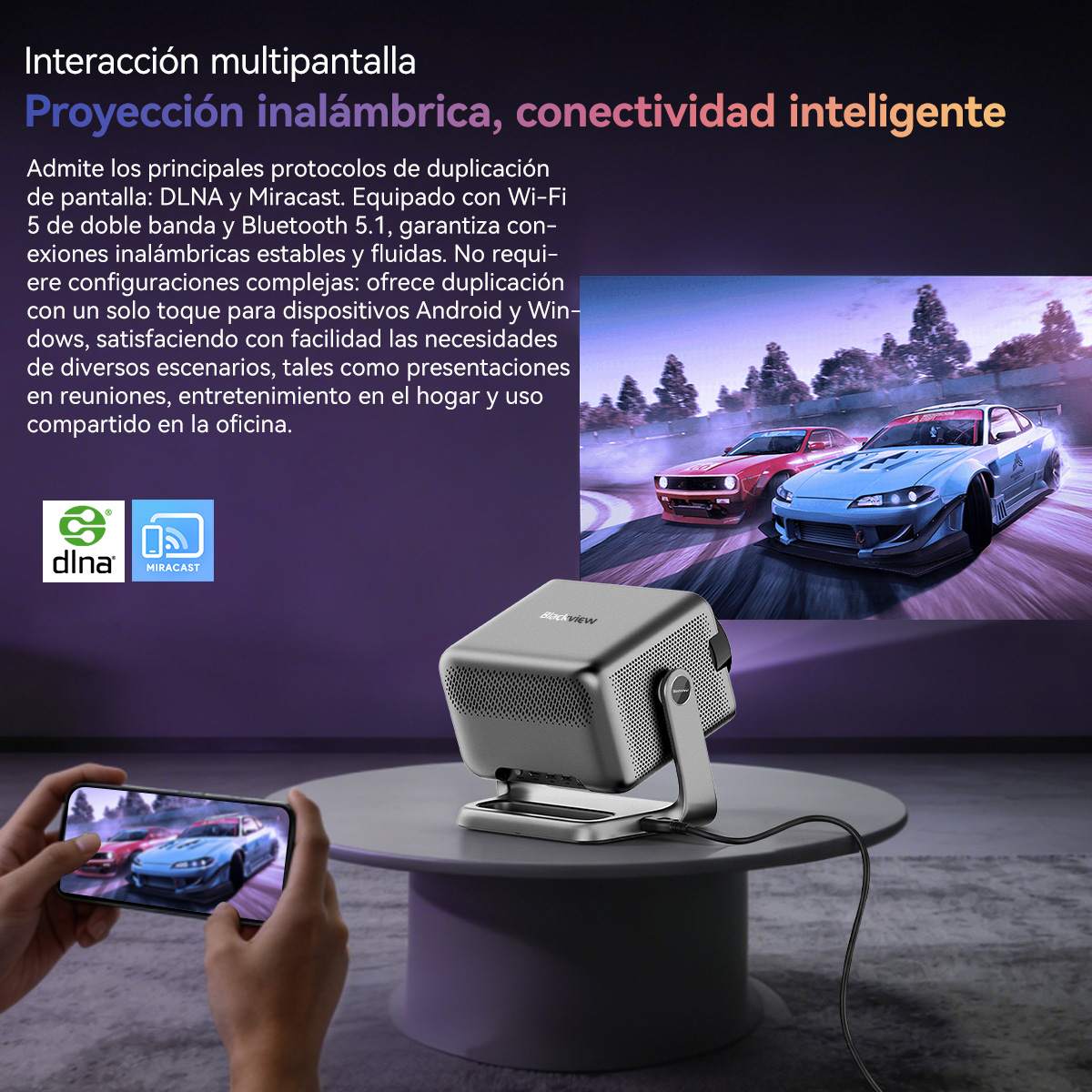 Un proyector negro se conecta a un teléfono que muestra una carrera de coches.